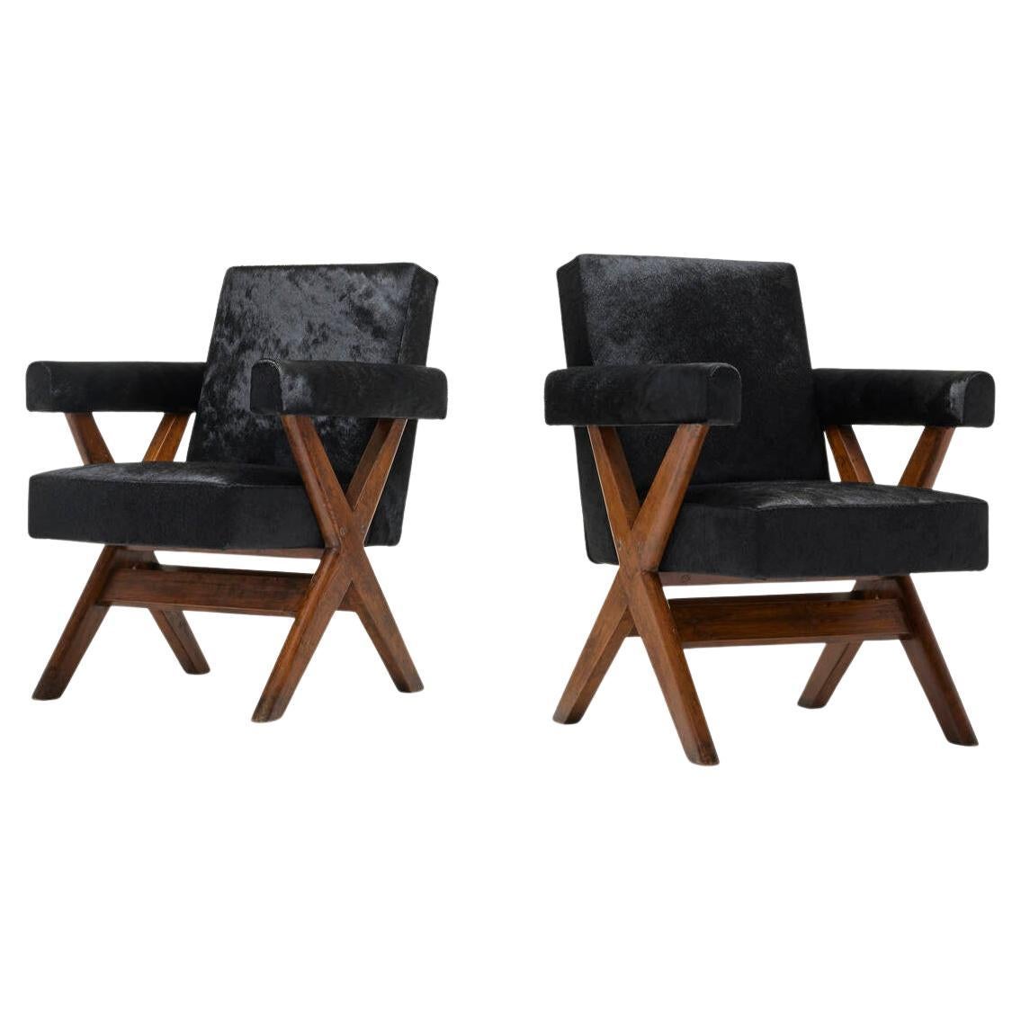 Set di due sedie da ufficio con bracci incrociati di Pierre Jeanneret, metà del secolo scorso.