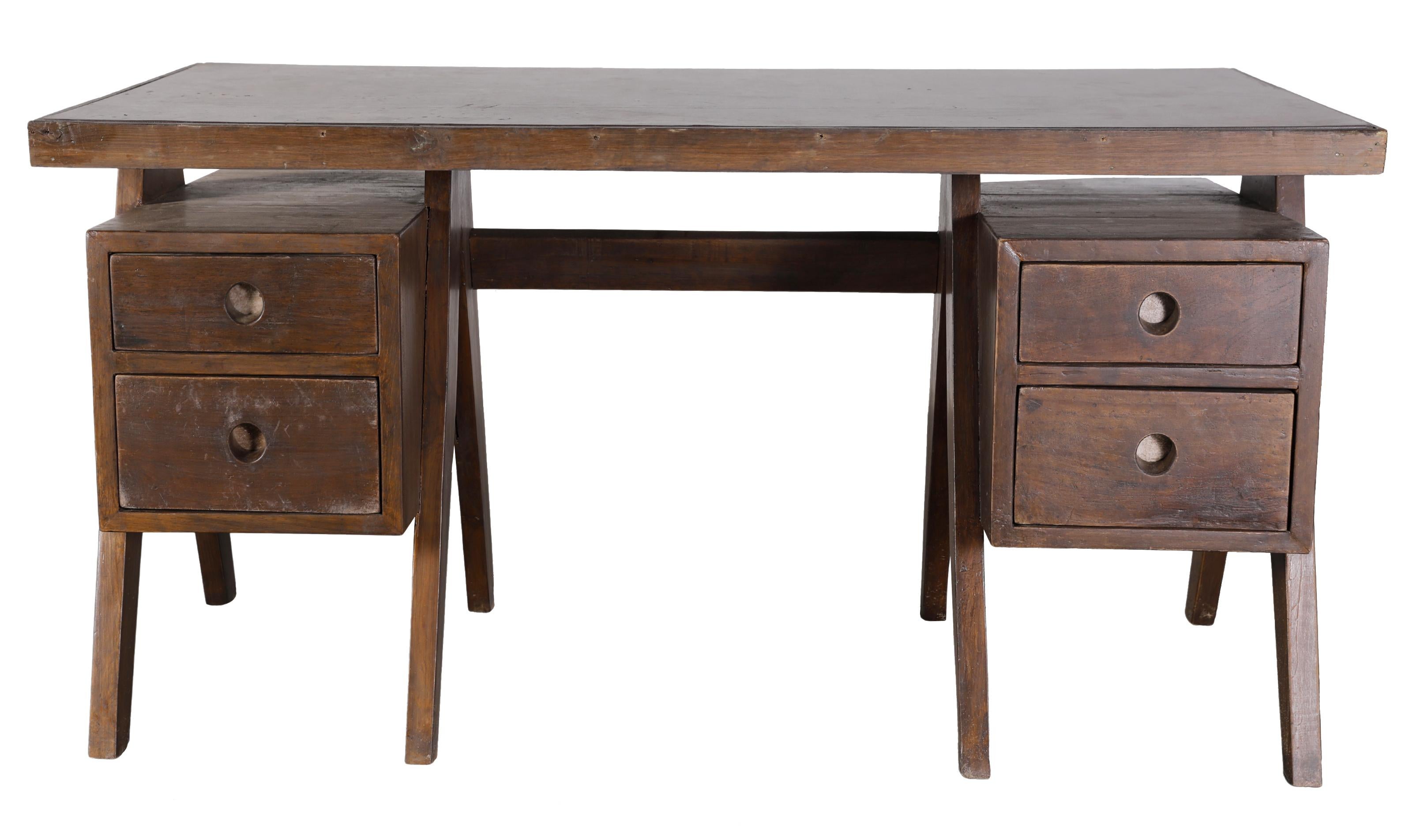 Der perfekte kleine Schreibtisch aus massivem Teakholz von Pierre Jeanneret für das Chandigarh-Projekt, ca. 1960.

Zwei V-Rahmenbeine, mit zwei Doppelschubladen mit aluminiumverstärkten Fingergriffen. 
Ein hervorragendes Beispiel in einem