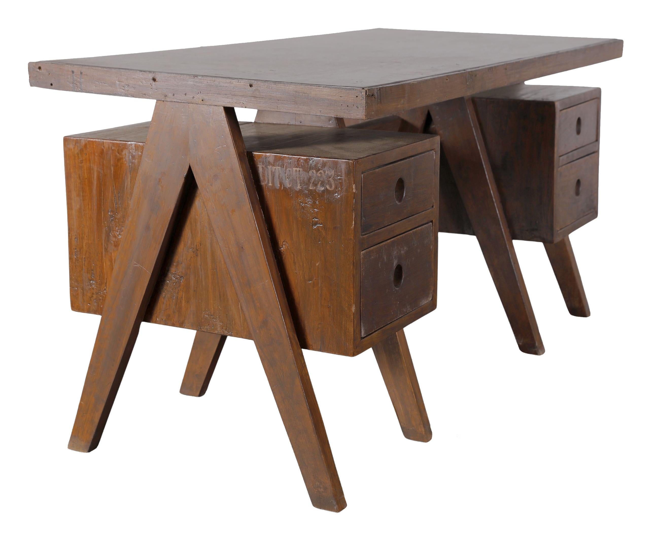 Pierre Jeanneret Kleiner Schreibtisch für das Chandigarh-Projekt (Indisch) im Angebot