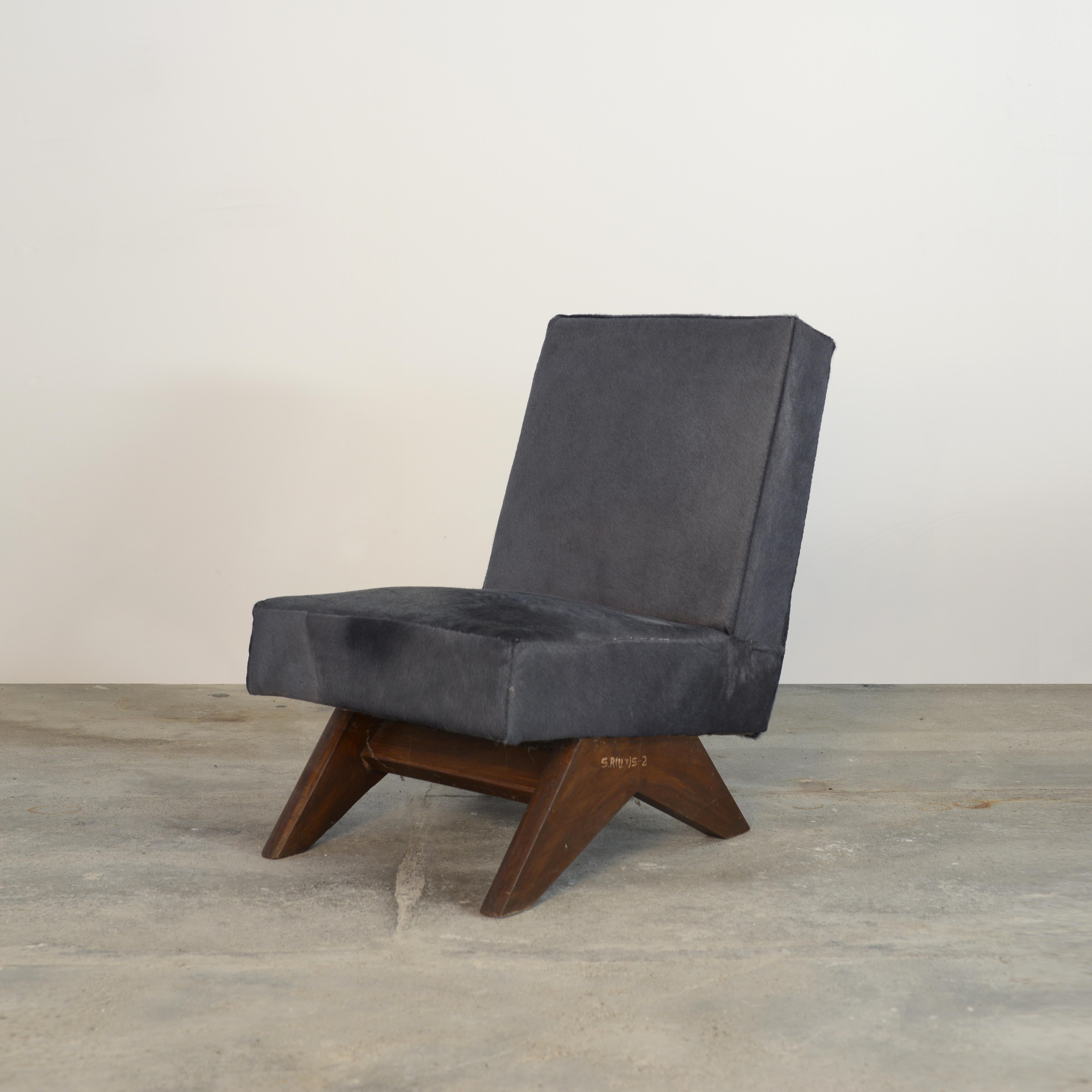 Dieses ikonische Möbelstück mit seinem charakteristischen A-förmigen Profil ist ein seltener Klassiker der Geschichte. Durch seine raffinierten Proportionen und seine elegante Form repräsentiert der Stuhl die zeitlose Denkweise der modernistischen