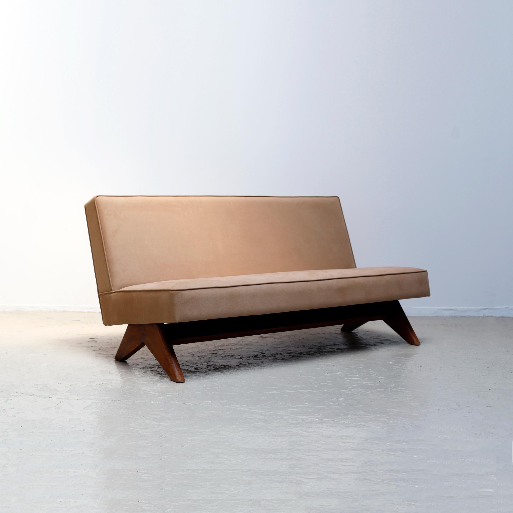 Armless sofa designed by Pierre Jeanneret for Chandigarh project.
Reupholstered with the faux suede in nude color.