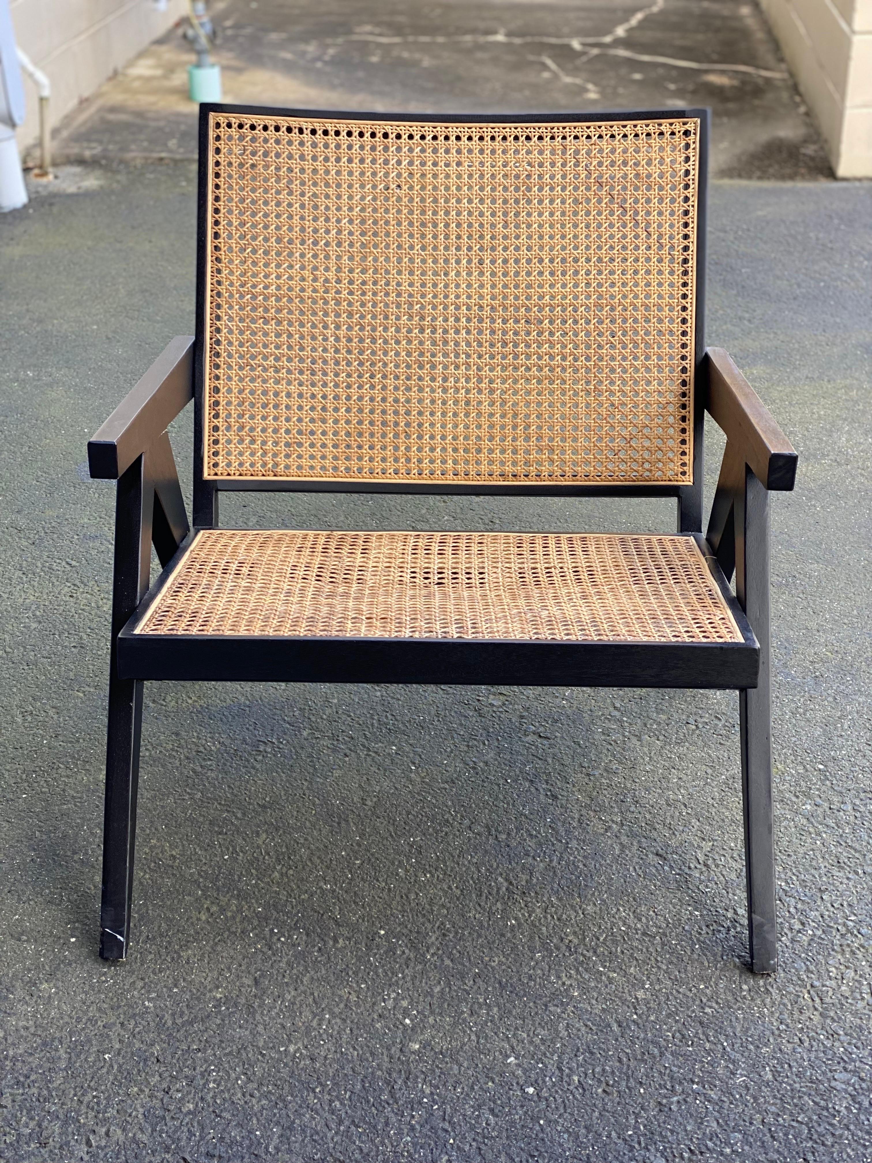 Mid-Century Modern Fauteuil bas canné noir style Pierre Jeanneret en vente