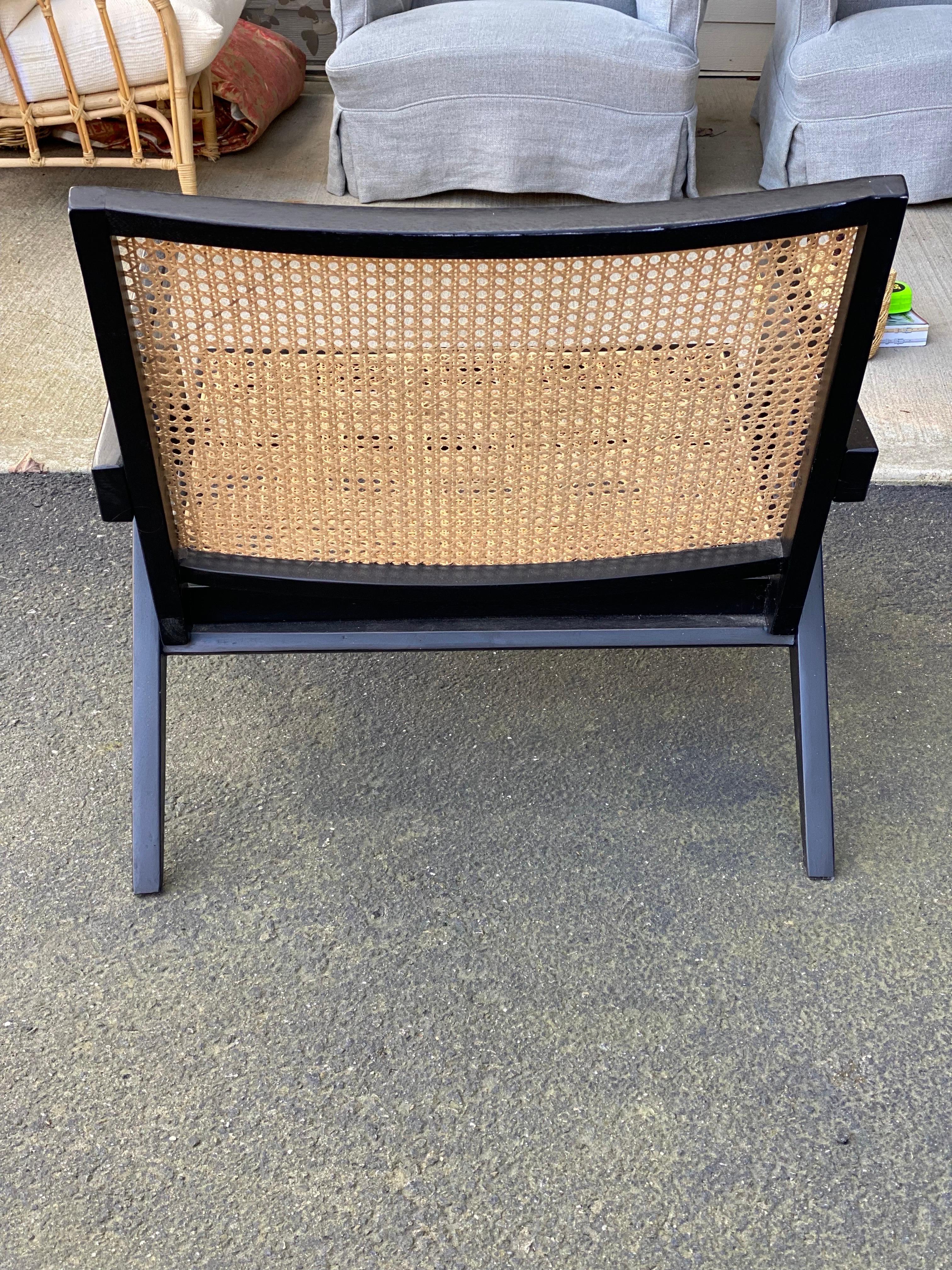 Inconnu Fauteuil bas canné noir style Pierre Jeanneret en vente