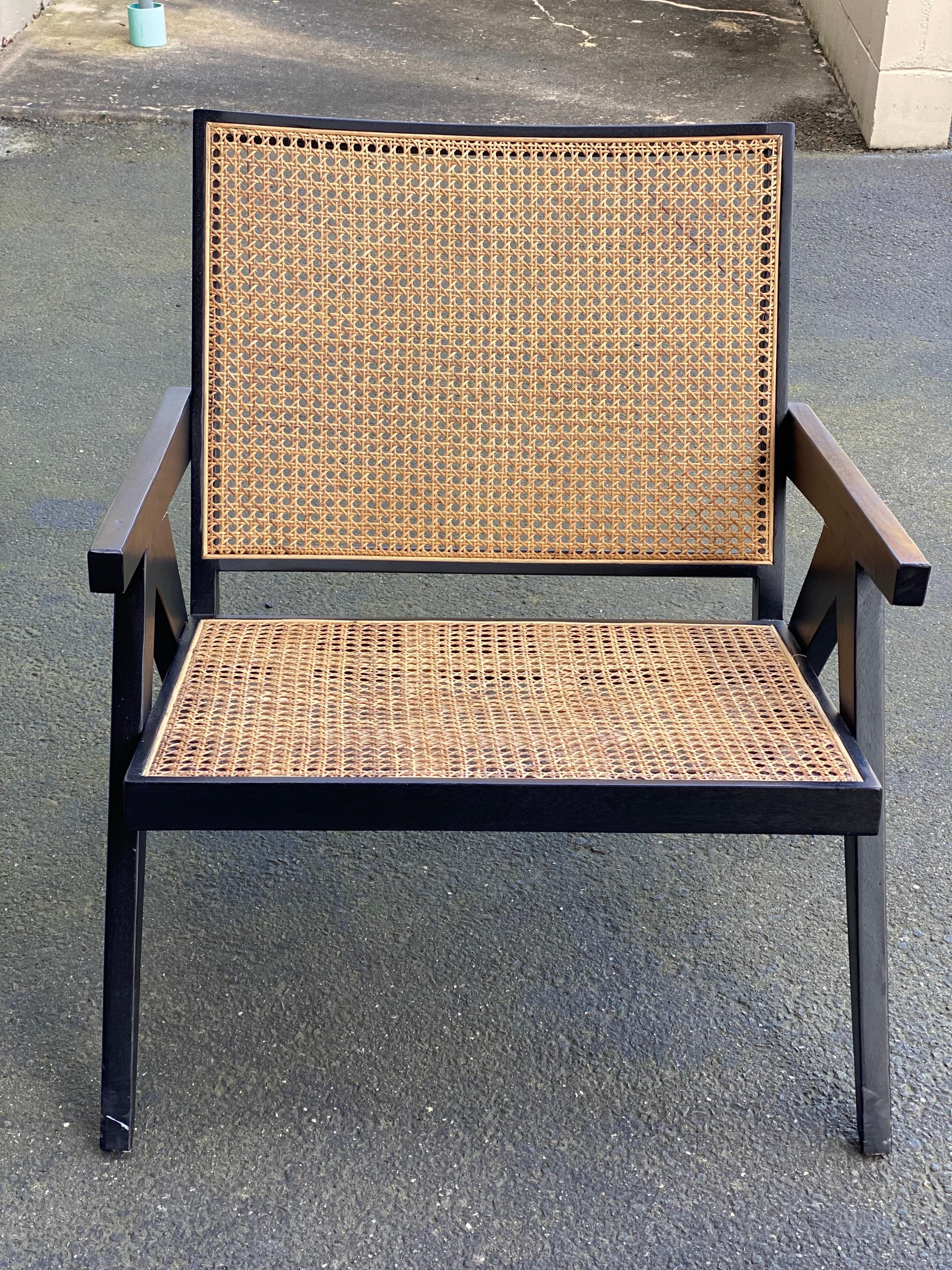 Fauteuil bas canné noir style Pierre Jeanneret Bon état - En vente à Southampton, NY