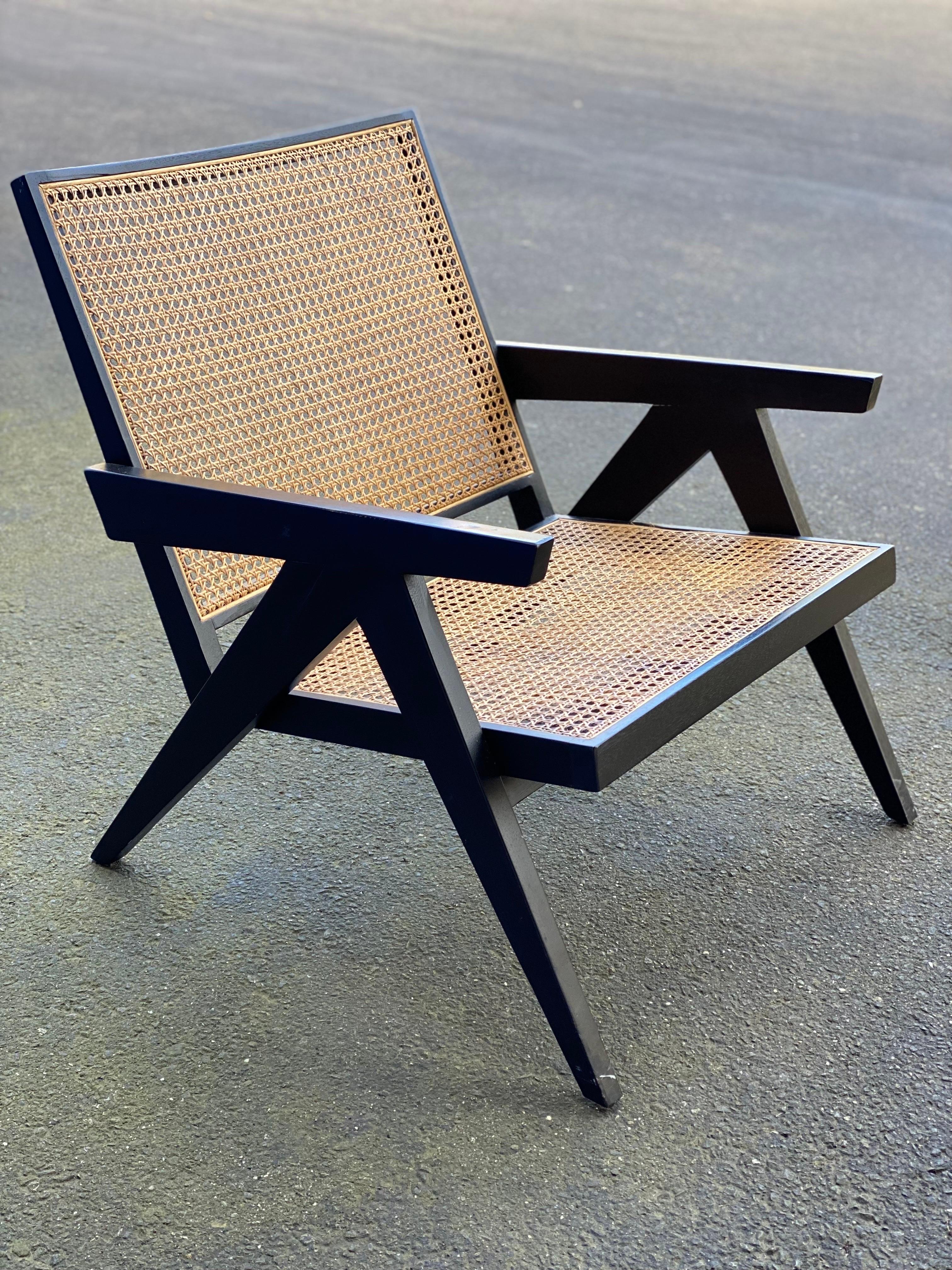 20ième siècle Fauteuil bas canné noir style Pierre Jeanneret en vente