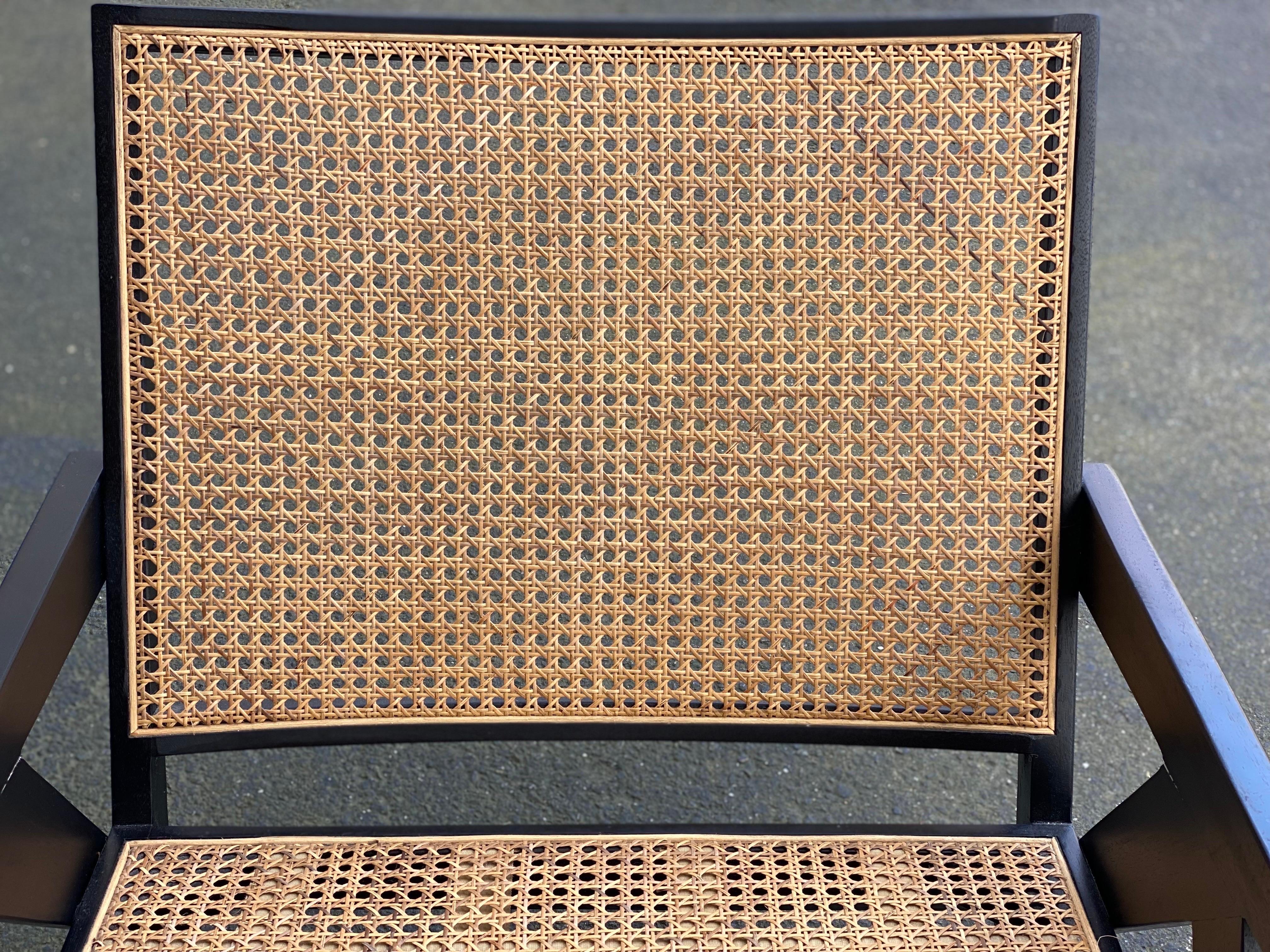 Fauteuil bas canné noir style Pierre Jeanneret en vente 2