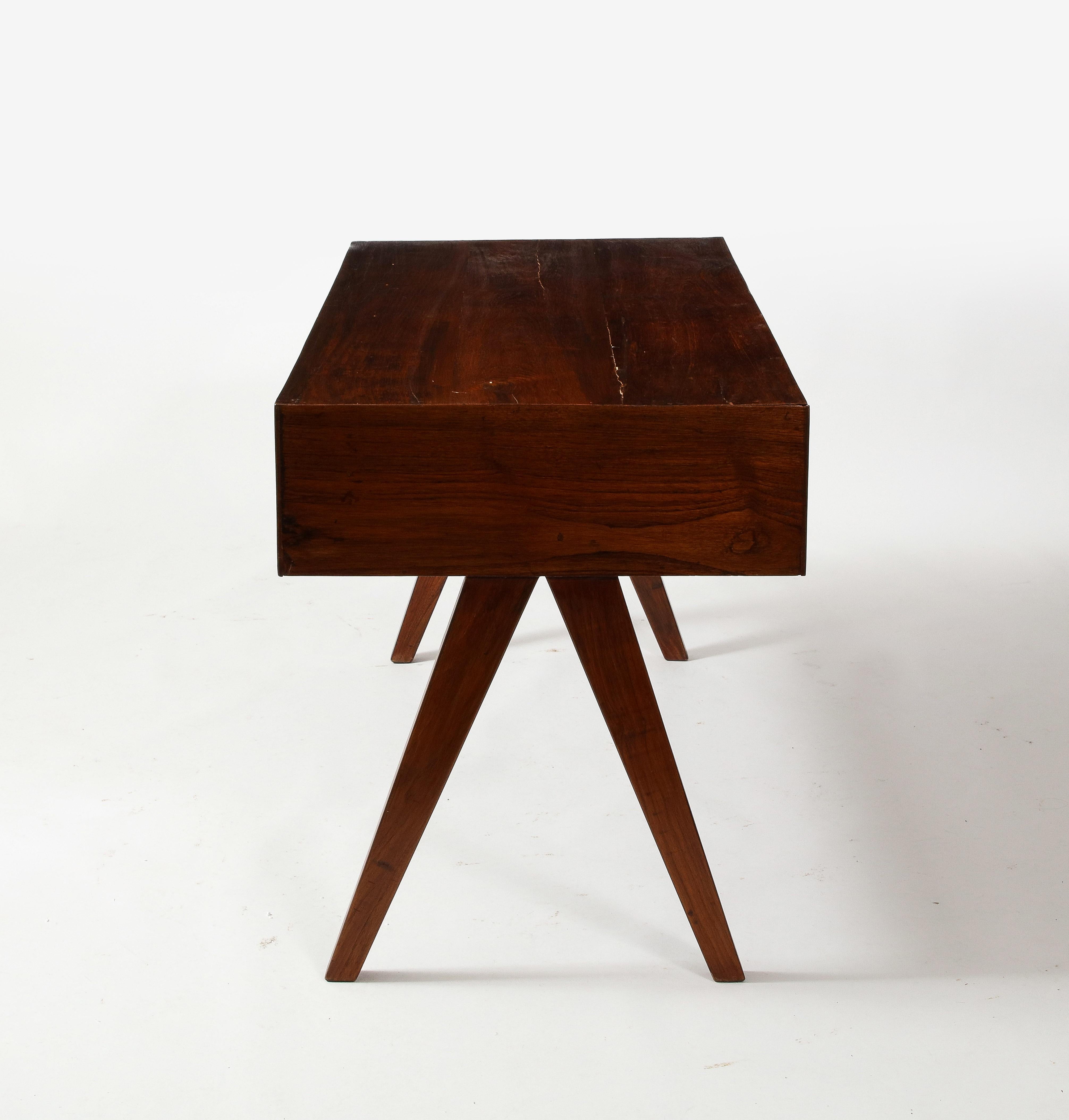 Pierre Jeanneret Stil Mid-Century 'Student' Kompass-Schreibtisch, Indien 1960er Jahre (Moderne der Mitte des Jahrhunderts) im Angebot