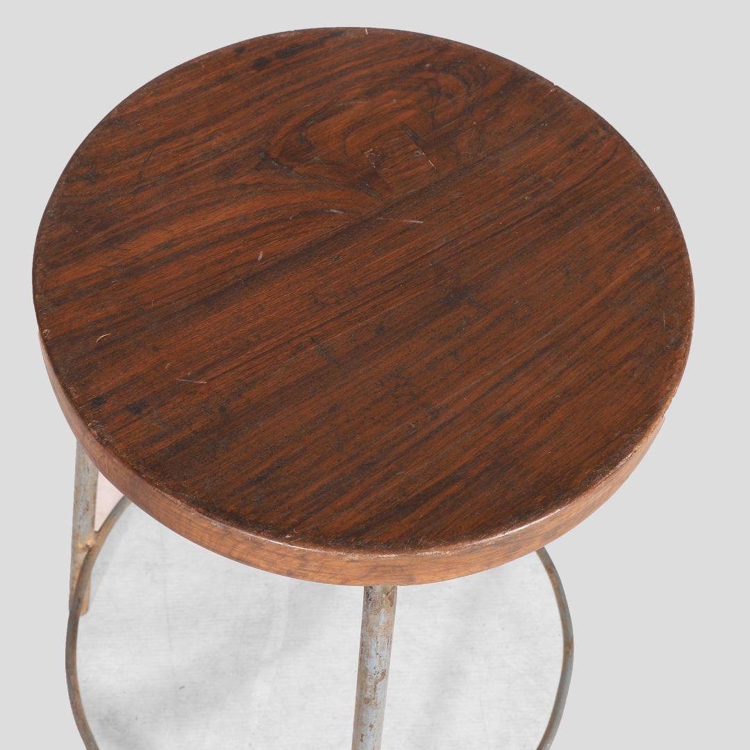 Pierre Jeanneret Hocker aus Teakholz und Eisen PJ-SI-57-A, Chandigarh, 1952 (Indisch) im Angebot