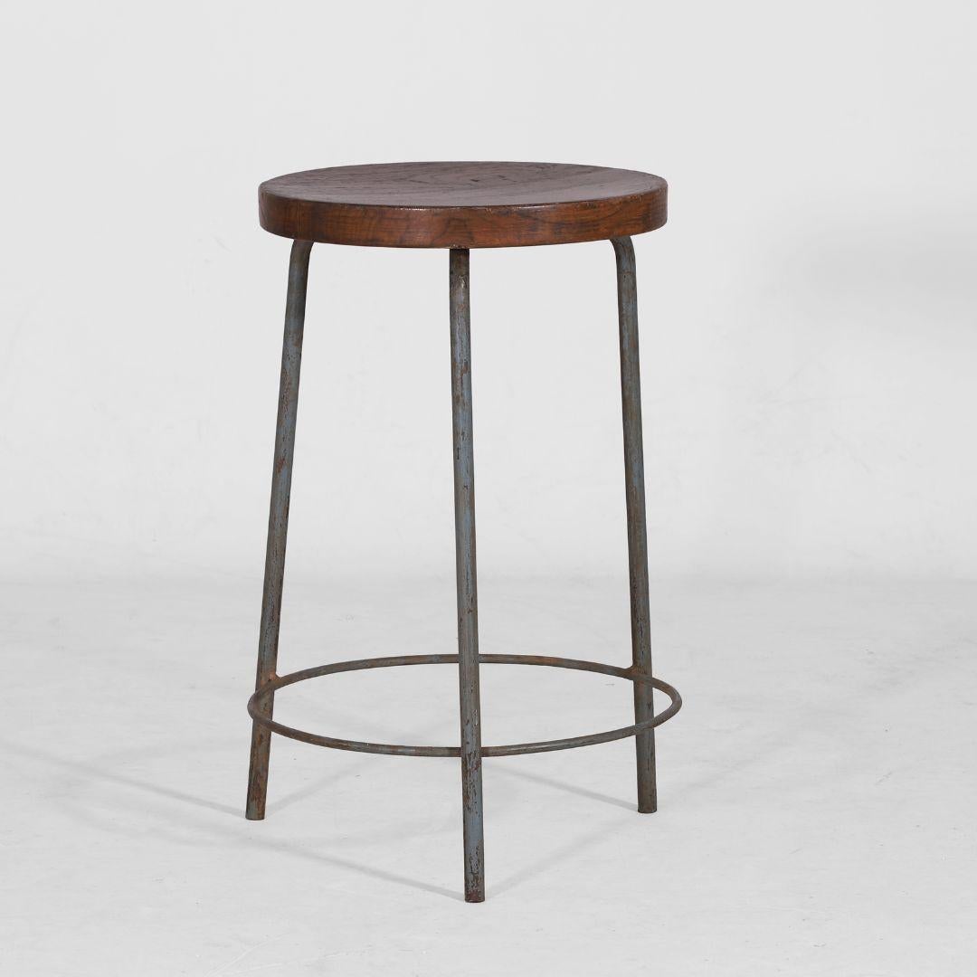 Pierre Jeanneret Hocker aus Teakholz und Eisen PJ-SI-57-A, Chandigarh, 1952 (Handgefertigt) im Angebot