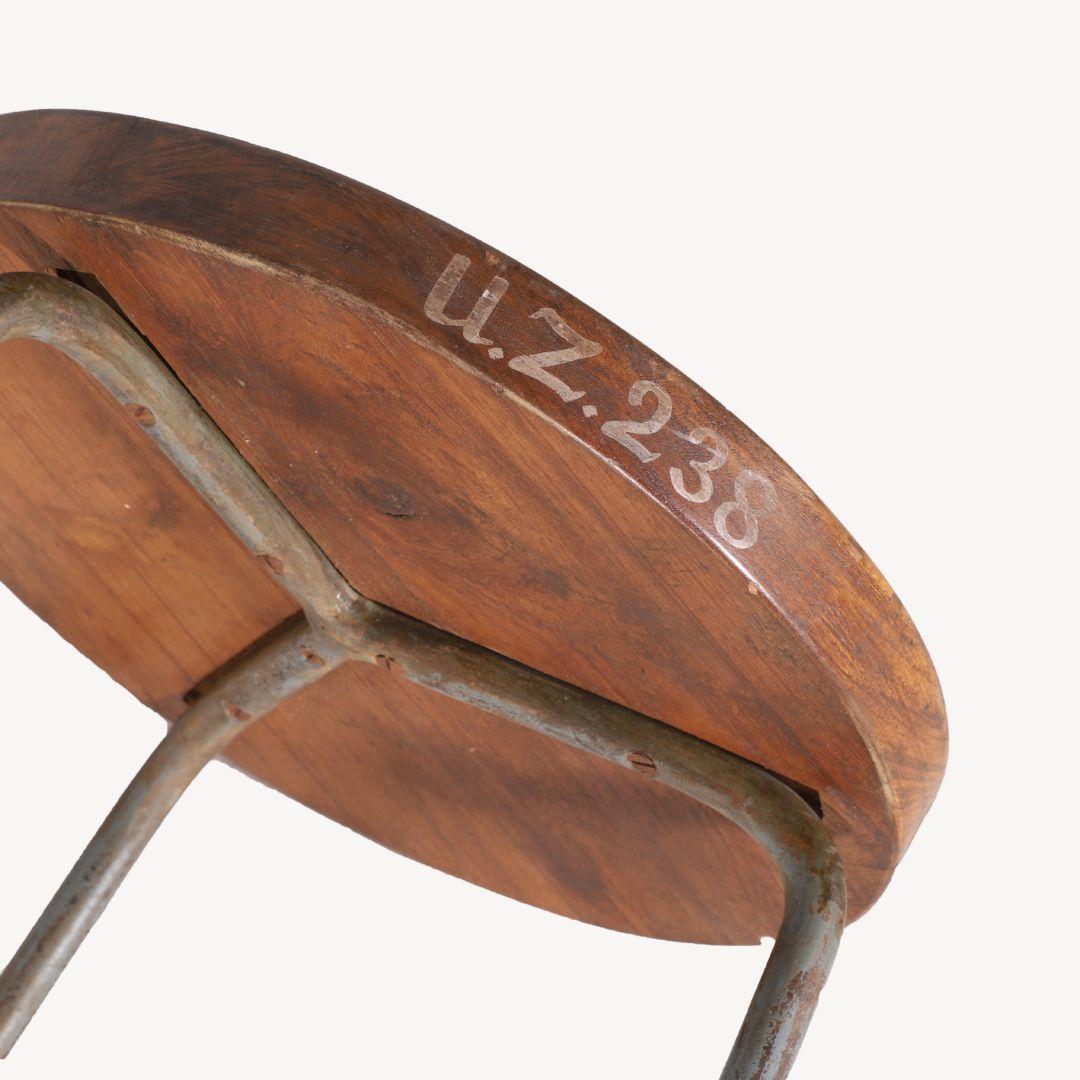 Pierre Jeanneret Hocker aus Teakholz und Eisen PJ-SI-57-A, Chandigarh, 1952 im Zustand „Gut“ im Angebot in Amsterdam, NL