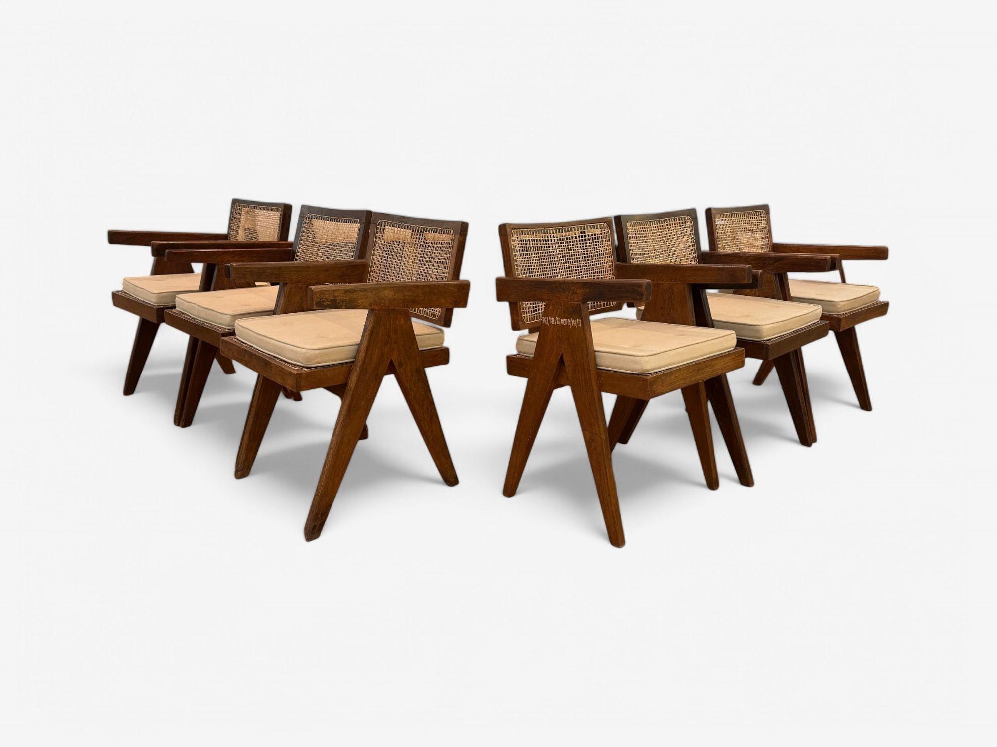 Pierre Jeanneret, Teakholz, Rohr, Sechs schwebende Esszimmerstühle mit schwebender Rückenlehne, Chandigarh, 1960er Jahre (Moderne der Mitte des Jahrhunderts) im Angebot