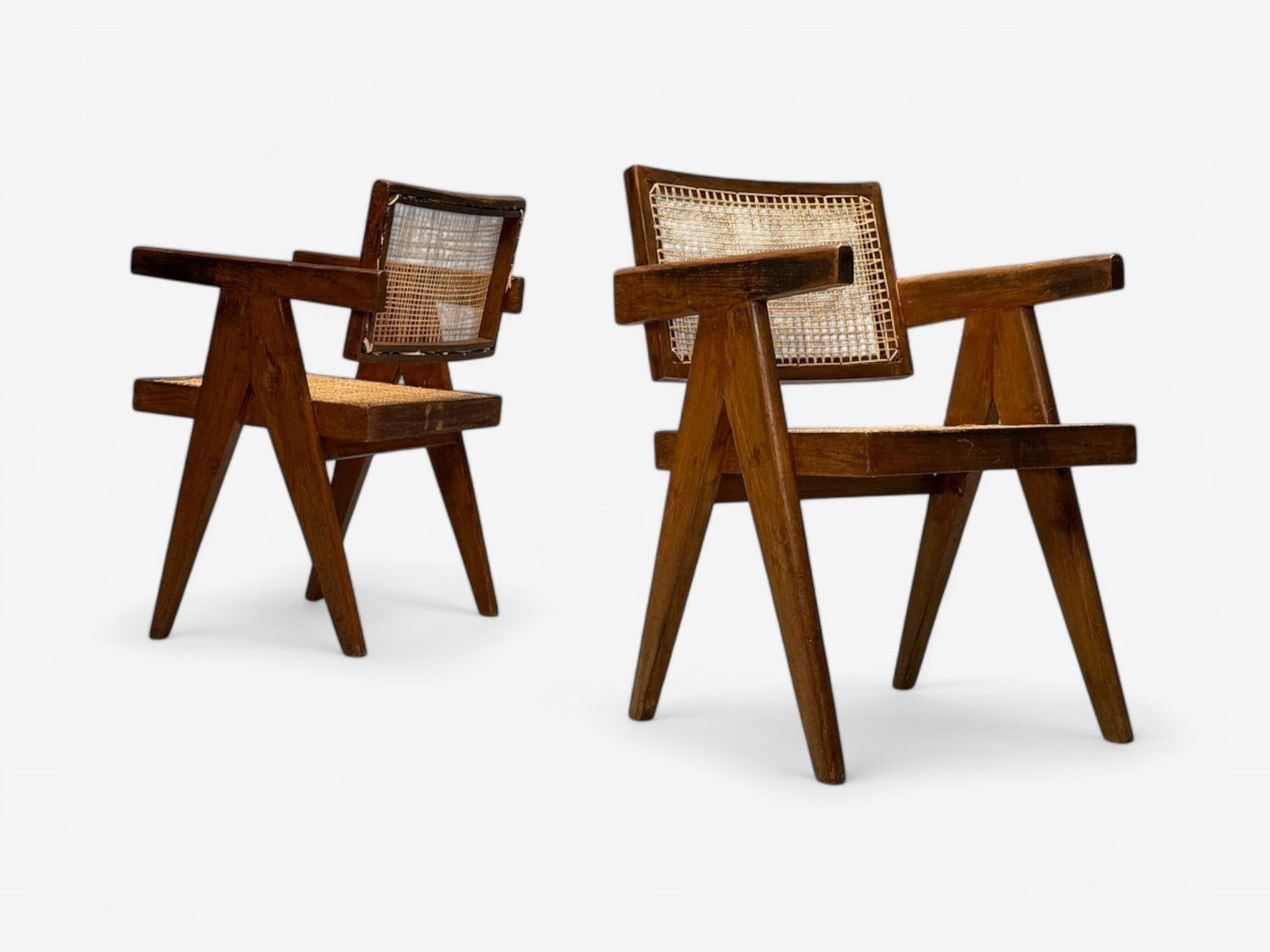 Pierre Jeanneret, Teakholz, Rohr, Sechs schwebende Esszimmerstühle mit schwebender Rückenlehne, Chandigarh, 1960er Jahre (Indisch) im Angebot