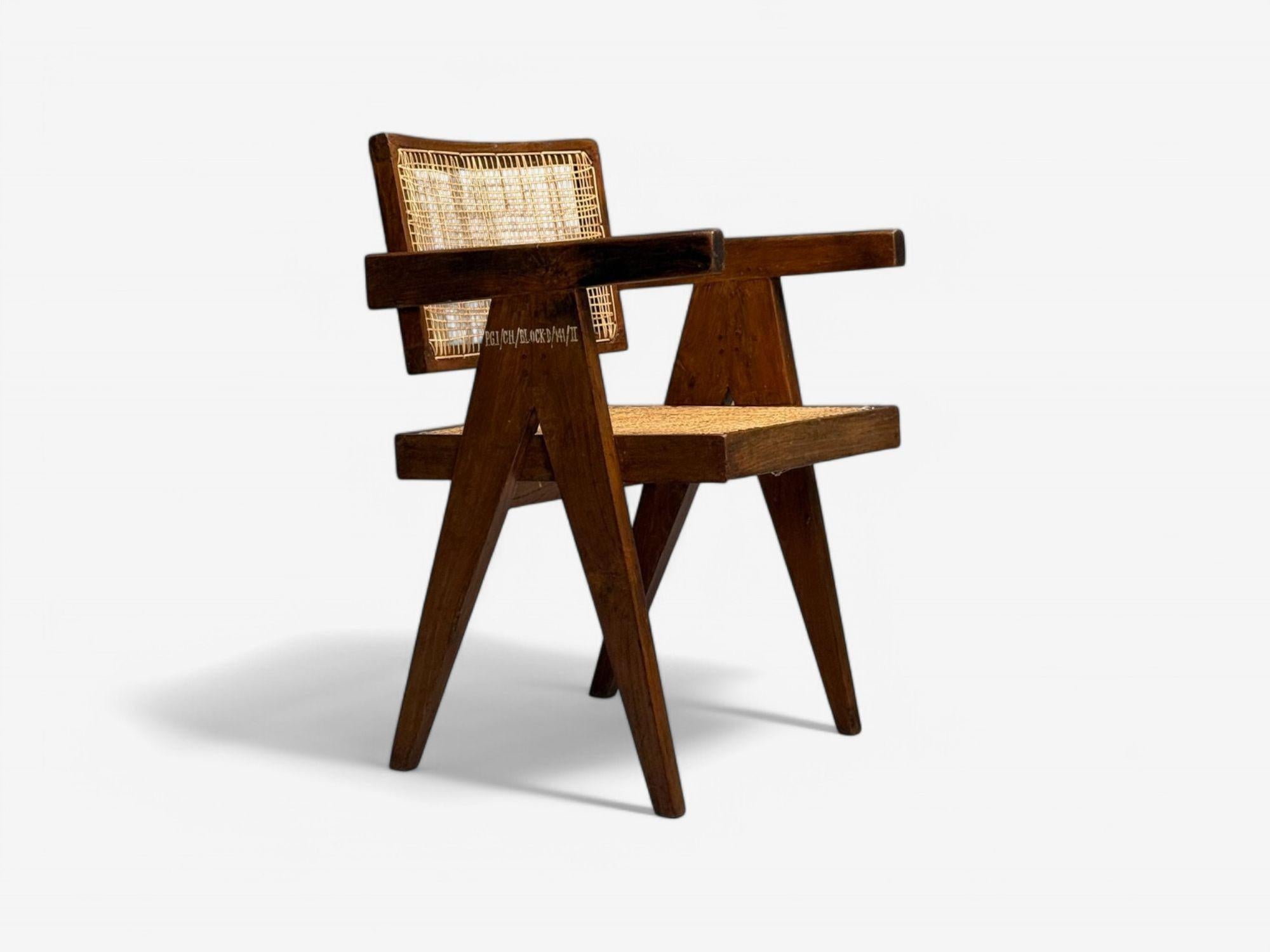 Pierre Jeanneret, Teakholz, Rohr, Sechs schwebende Esszimmerstühle mit schwebender Rückenlehne, Chandigarh, 1960er Jahre im Zustand „Starke Gebrauchsspuren“ im Angebot in Manhasset, NY