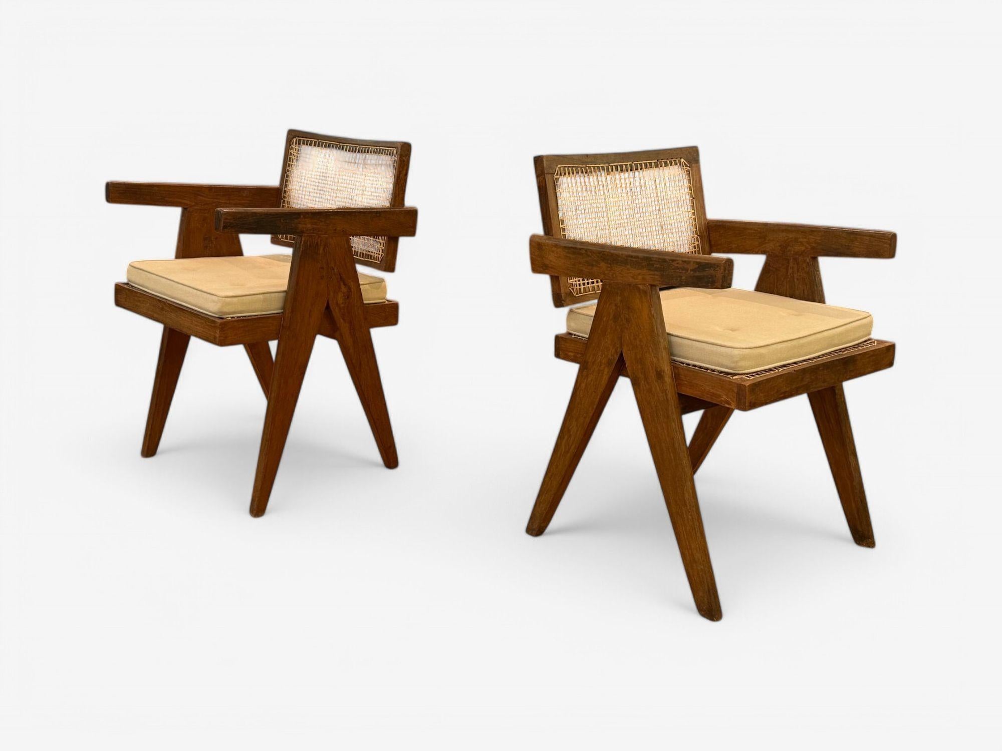 Pierre Jeanneret, Teakholz, Rohr, Sechs schwebende Esszimmerstühle mit schwebender Rückenlehne, Chandigarh, 1960er Jahre (20. Jahrhundert) im Angebot