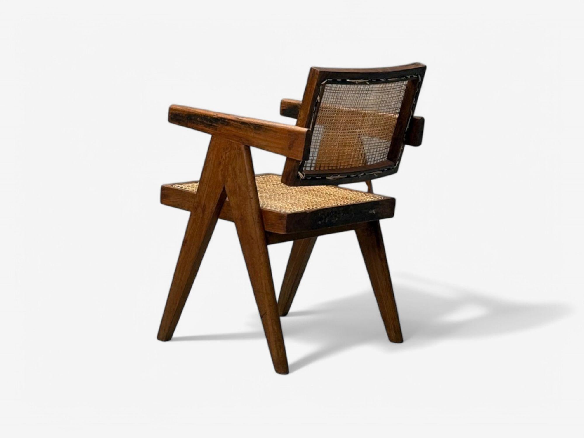 Pierre Jeanneret, Teakholz, Rohr, Sechs schwebende Esszimmerstühle mit schwebender Rückenlehne, Chandigarh, 1960er Jahre (Gehstock) im Angebot