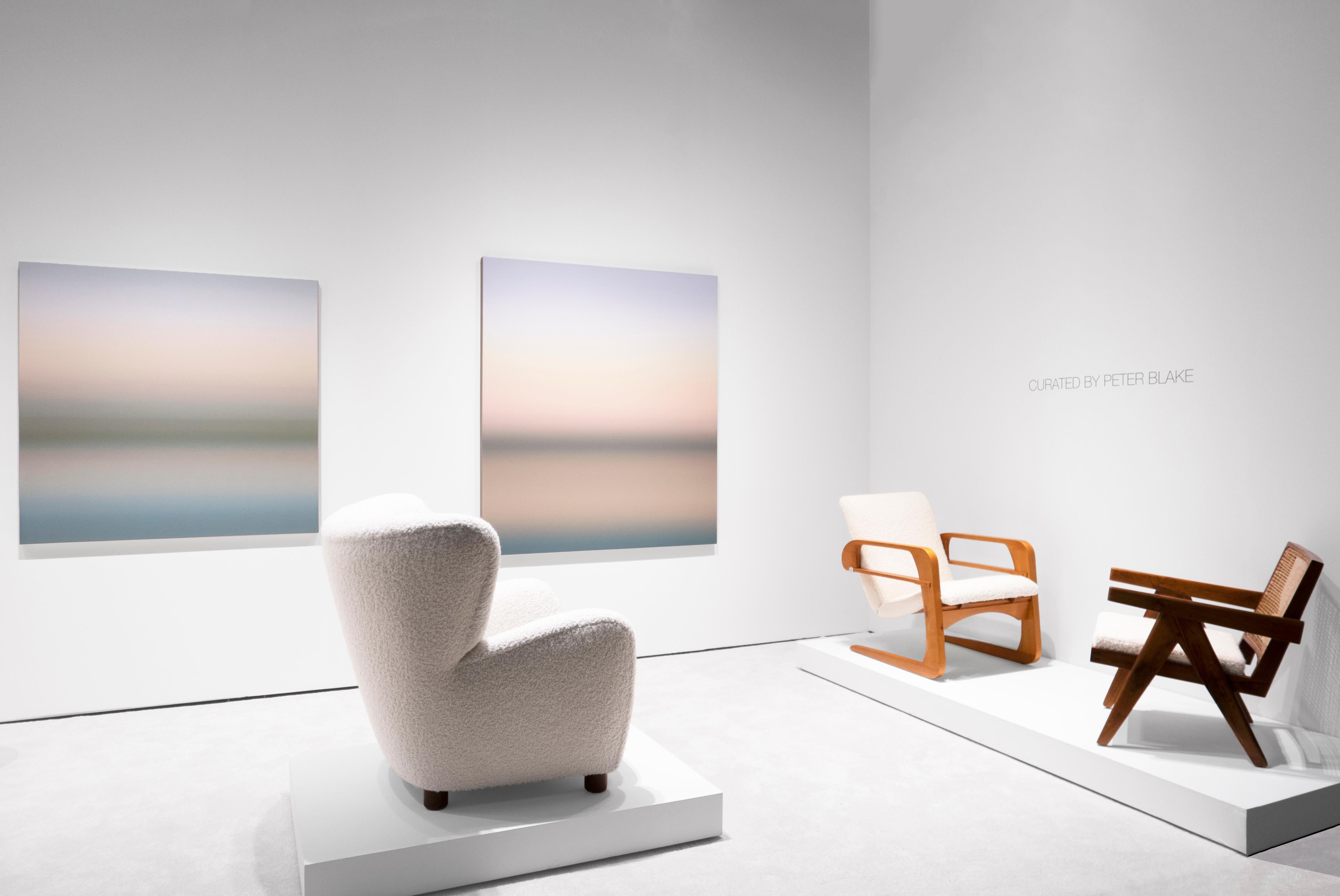 La chaise de conférence en teck de Pierre Jeanneret (c. 1956) est un exemple intemporel de design moderniste, incarnant la simplicité, la fonctionnalité et l'élégance. Fabriquée en teck massif et en rotin, cette chaise témoigne de la maîtrise des