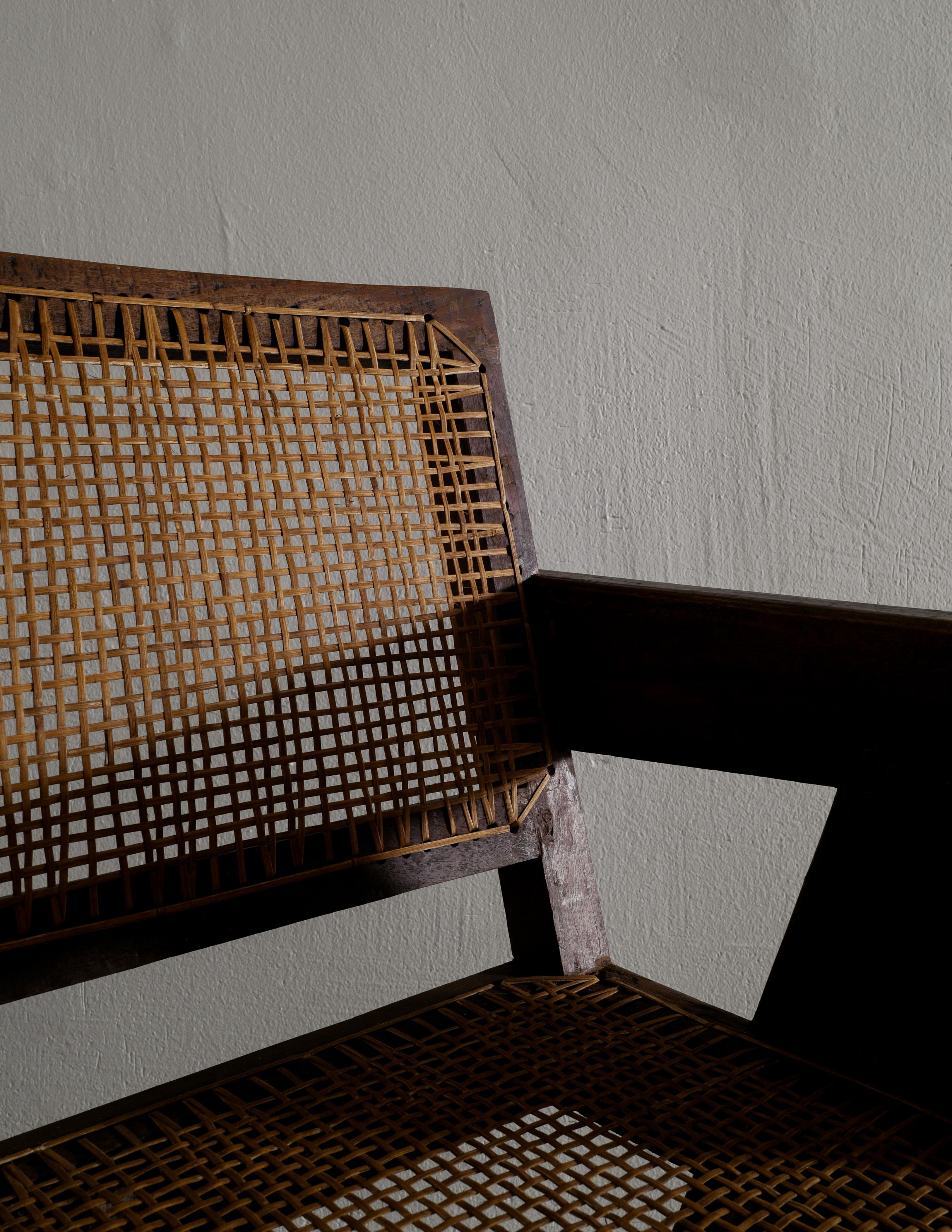 Pierre Jeanneret „Bürostuhl“ aus Teakholz aus der Mitte des Jahrhunderts für Chandigarh, Indien, 1950er Jahre (Rattan) im Angebot