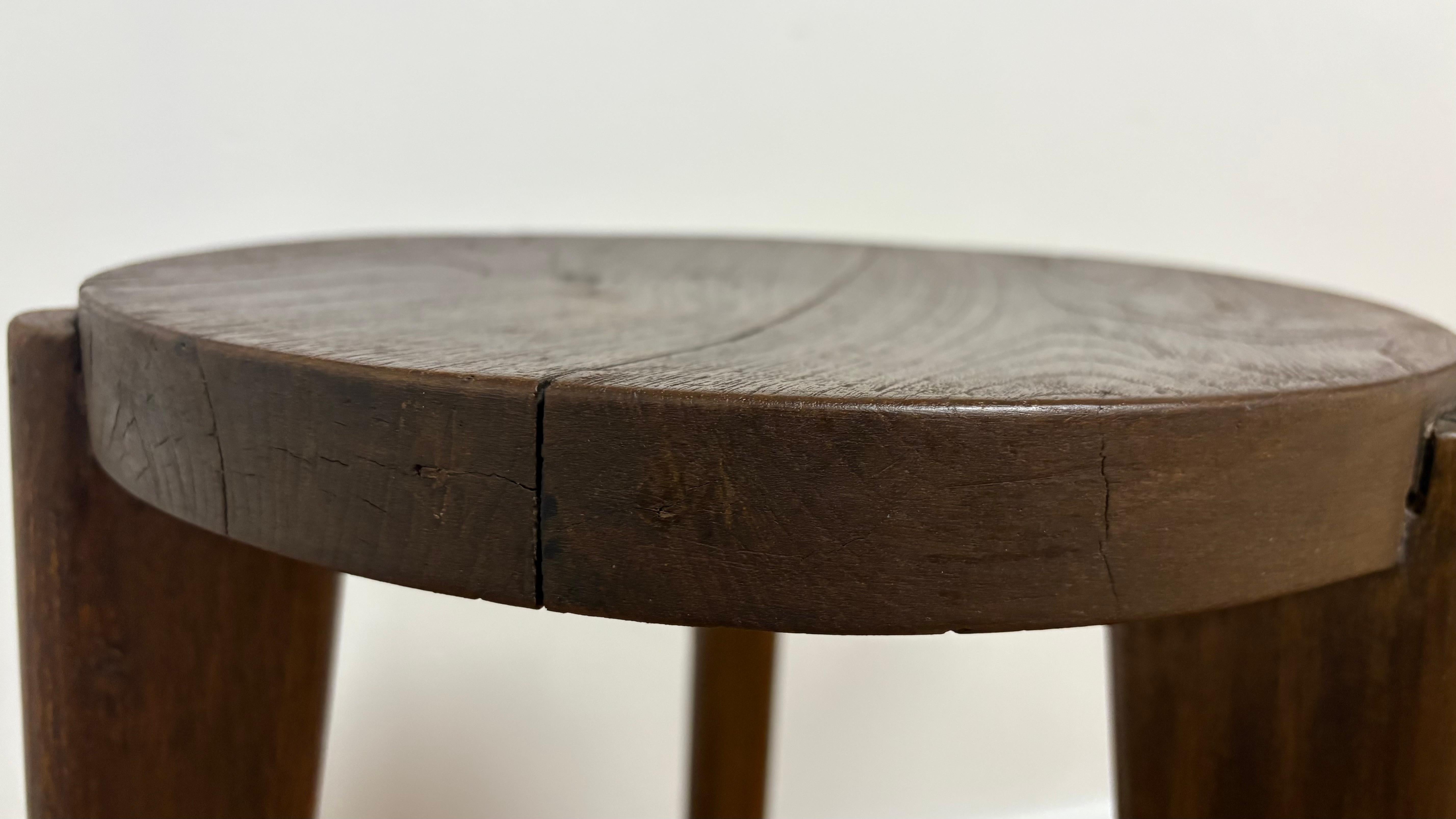 Sgabello ad anello in teak Pierre Jeanneret In condizioni buone in vendita a Philadelphia, PA