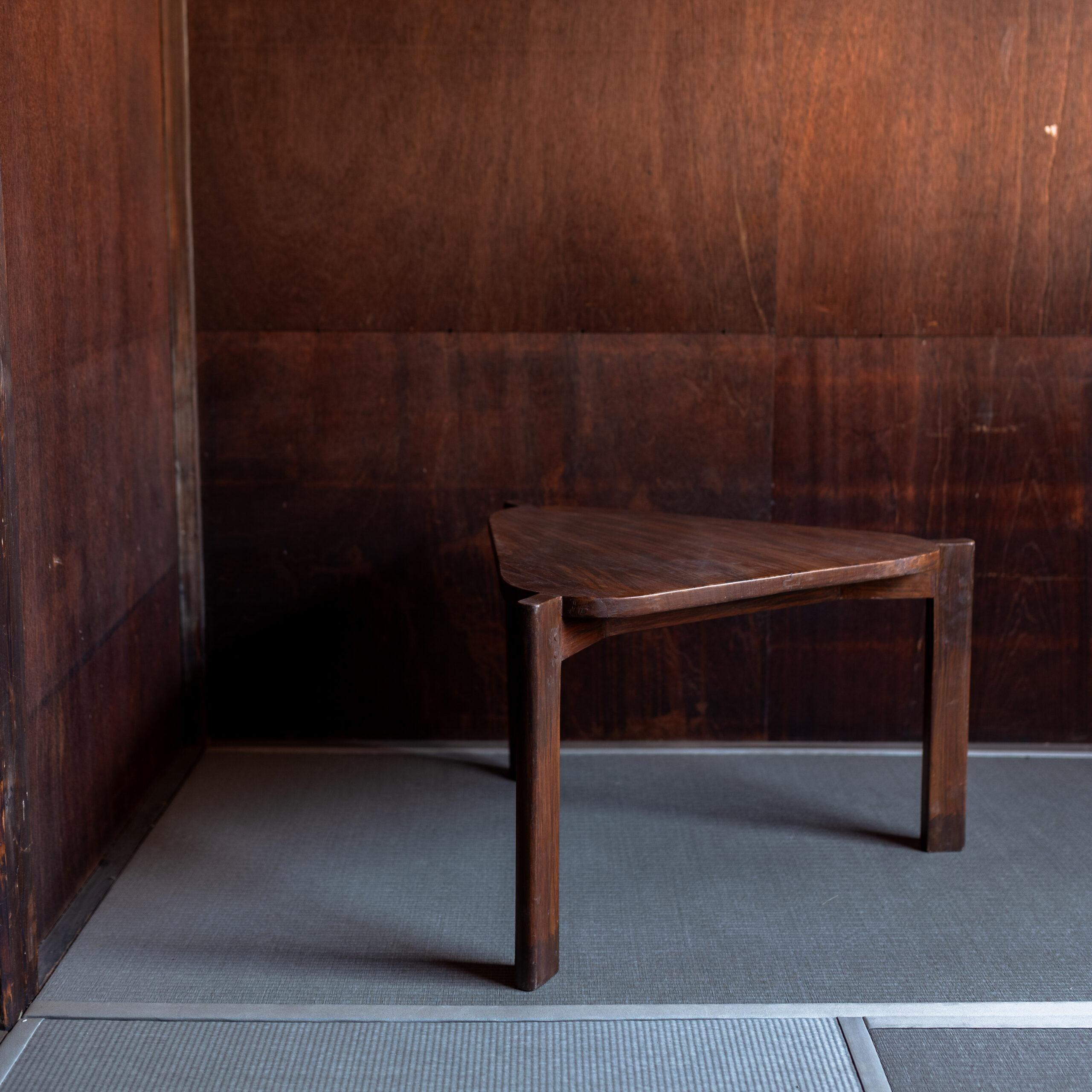 PIERRE JEANNERET Triangular Lounge Table Indio en venta