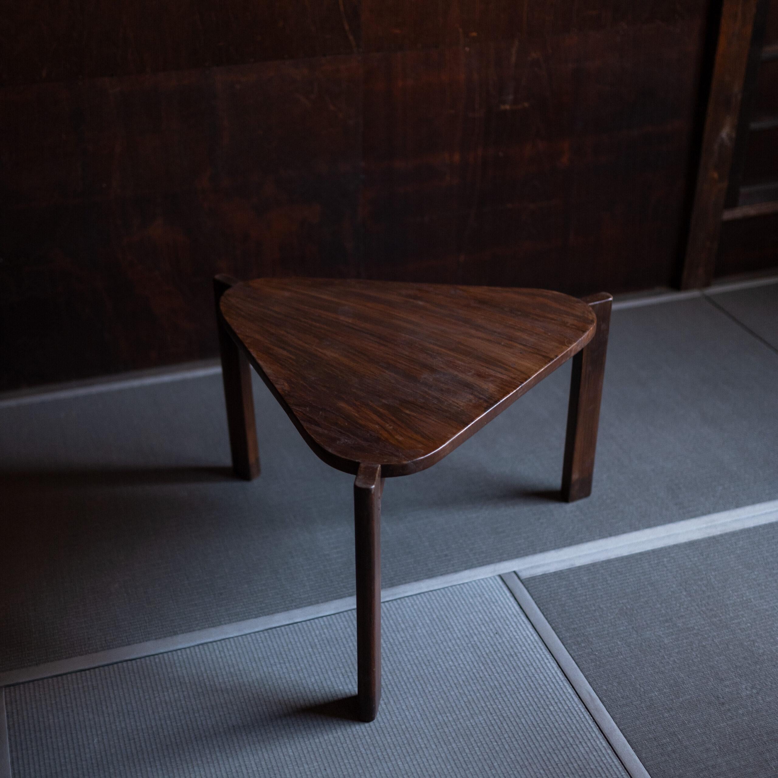 PIERRE JEANNERET Triangular Lounge Table en Bueno estado para la venta en Tokyo, Tokyo