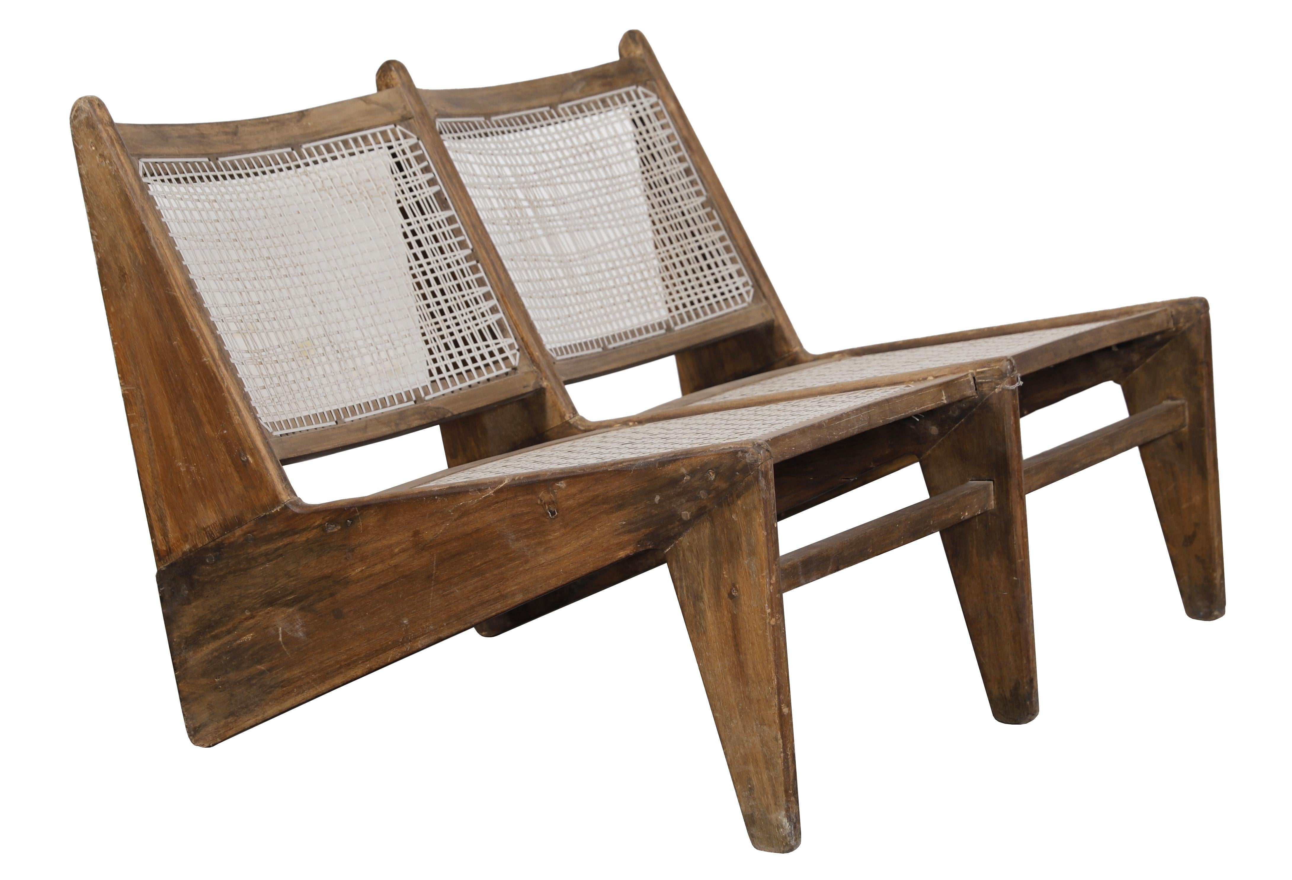 Ein sehr spezielles und seltenes Exemplar eines zweisitzigen Kangaroo Lounge (PJ-01-07-04) für das Chandigarh-Projekt ca. 1955. 1955.
Es wurden nur sehr wenige Exemplare hergestellt, und sie wurden nur für spezielle Installationen angefertigt.