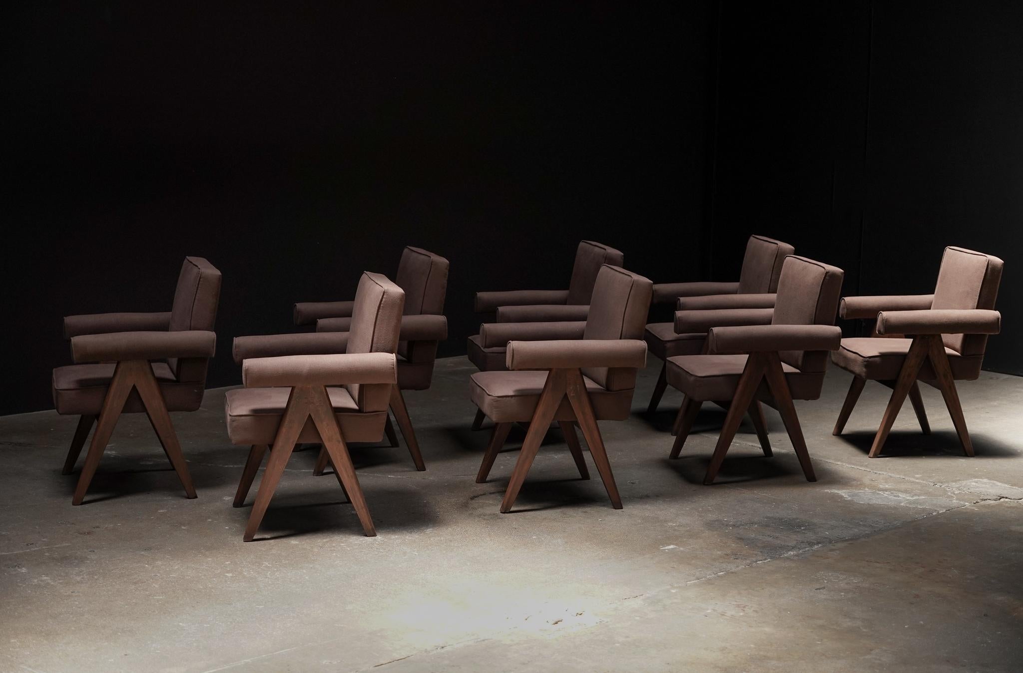 Le poltrone da pranzo imbottite Pierre Jeanneret sono un design classico di un artista ricercato. Rivestite in marrone per un maggiore comfort, si adattano perfettamente a qualsiasi arredamento. Fornendo una splendida base per il tuo spazio.