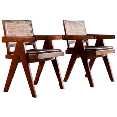 Pierre Jeanneret V Leg Chairs Pair aus Teak und Schilfrohr Chandigarh:: circa 1955