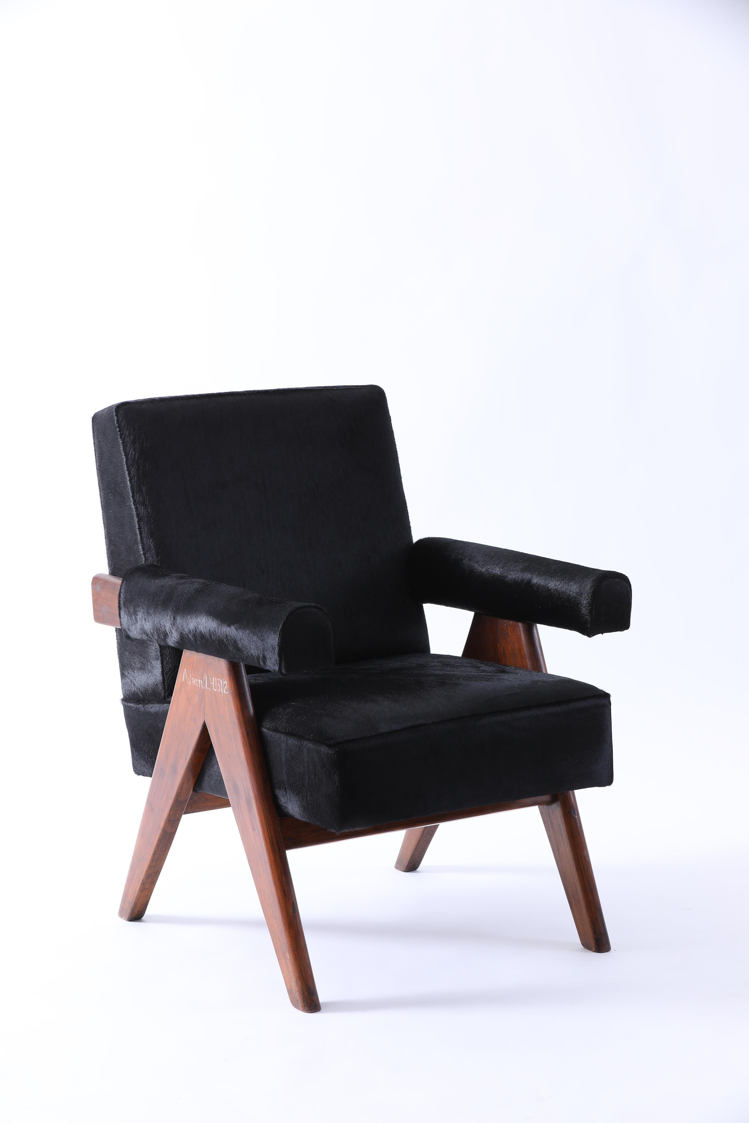 Pierre Jeanneret ensemble canapé en v et 2 fauteuils en cuir noir Bon état - En vente à Khet Ratchathewi, TH