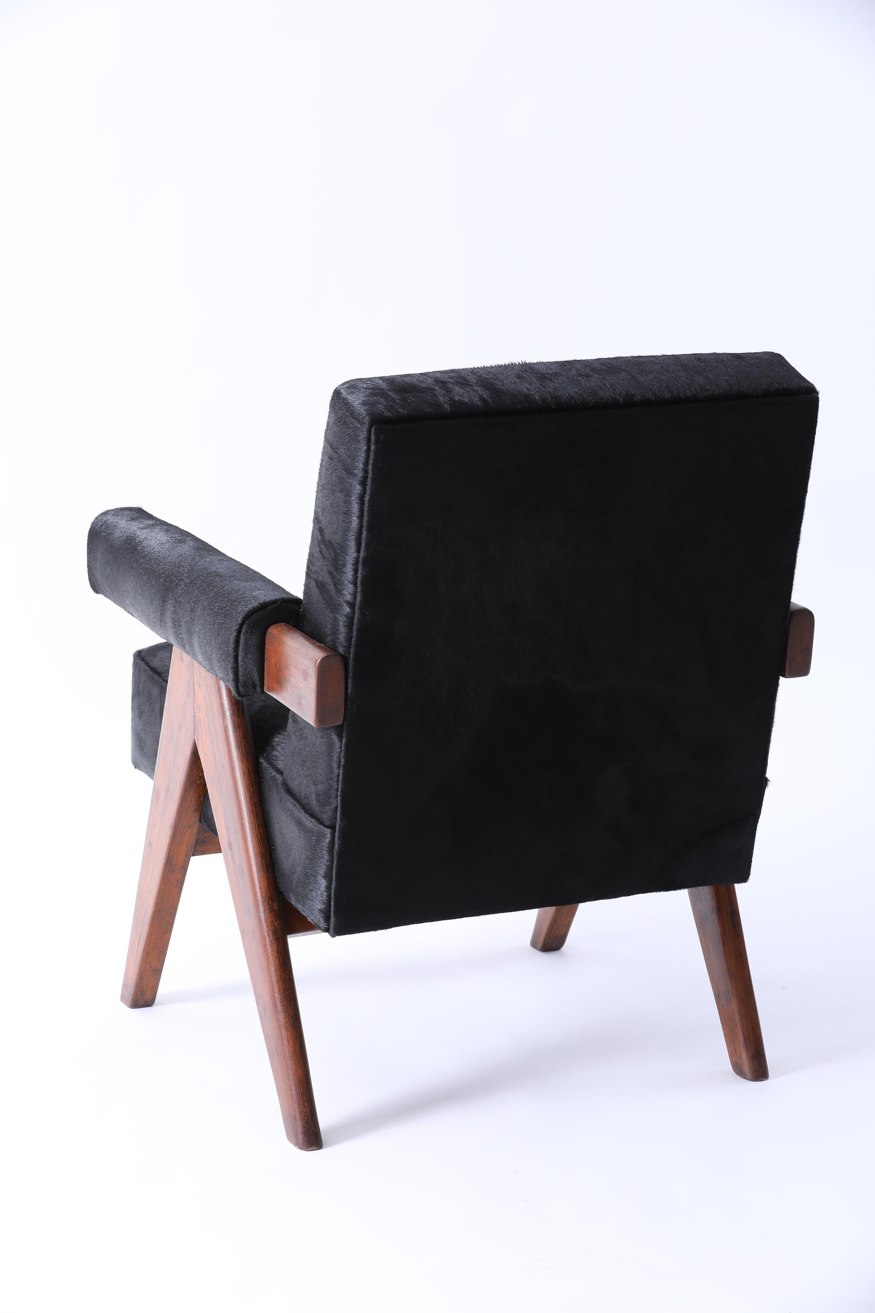 XVIIIe siècle et antérieur Pierre Jeanneret ensemble canapé en v et 2 fauteuils en cuir noir en vente