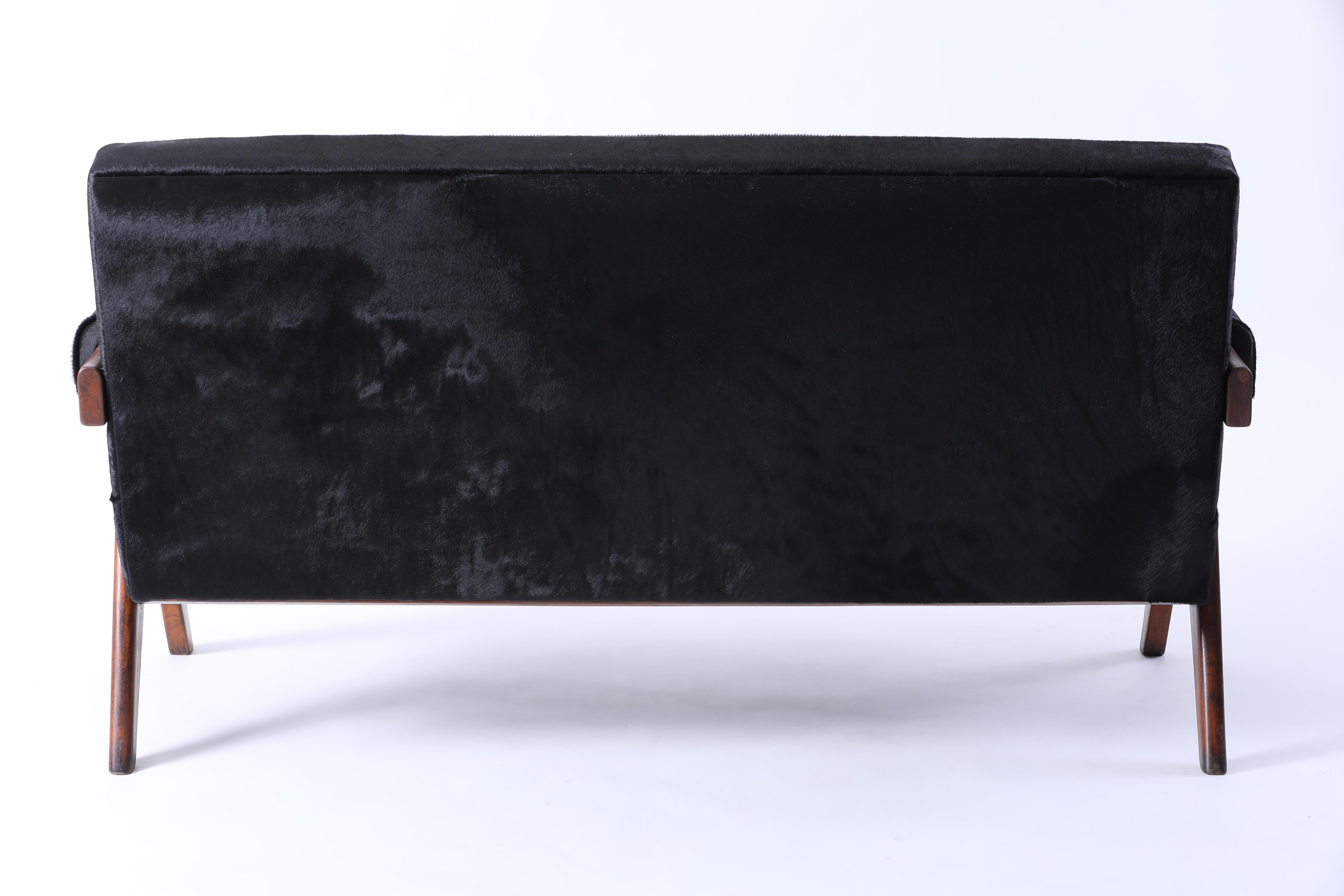 Peau d'animal Pierre Jeanneret ensemble canapé en v et 2 fauteuils en cuir noir en vente