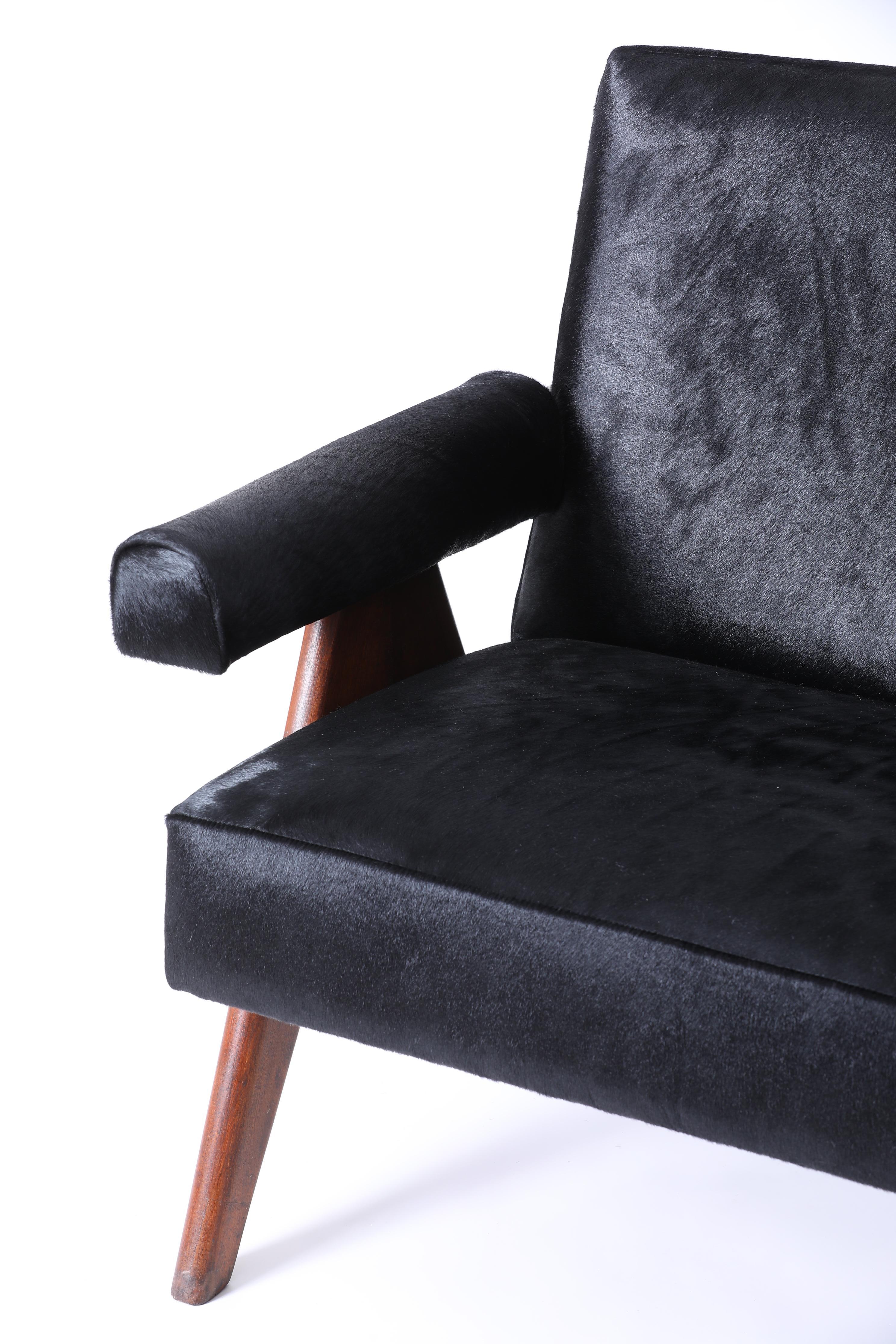 Pierre Jeanneret ensemble canapé en v et 2 fauteuils en cuir noir en vente 1