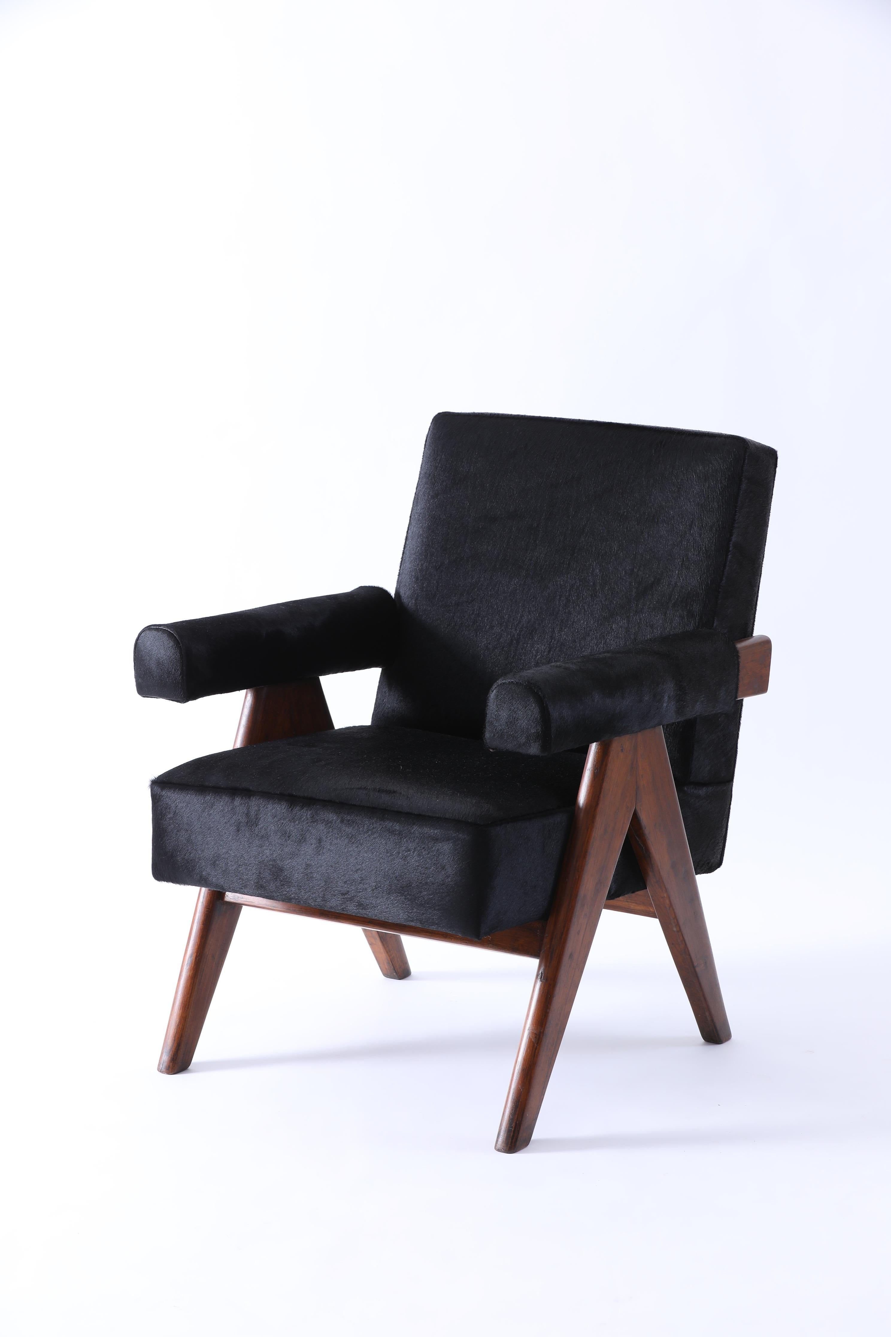 Pierre Jeanneret ensemble canapé en v et 2 fauteuils en cuir noir en vente 2