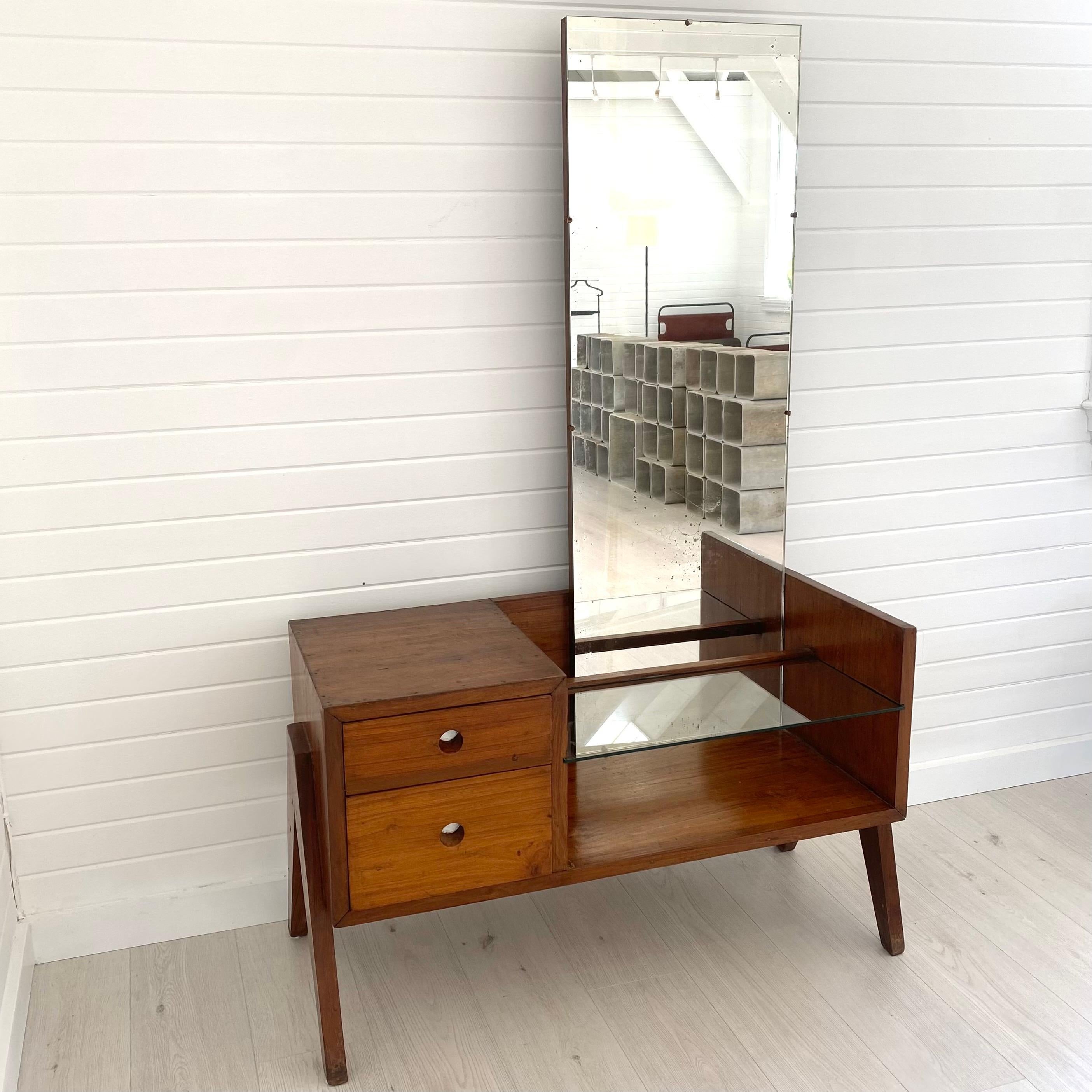 Découvrez une pièce rare de l'histoire du design avec ce meuble-lavabo Pierre Jeanneret, conçu à l'origine pour la ville visionnaire et moderniste de Chandigarh dans les années 1950. Mélange parfait de fonctionnalité et d'élégance discrète, cette