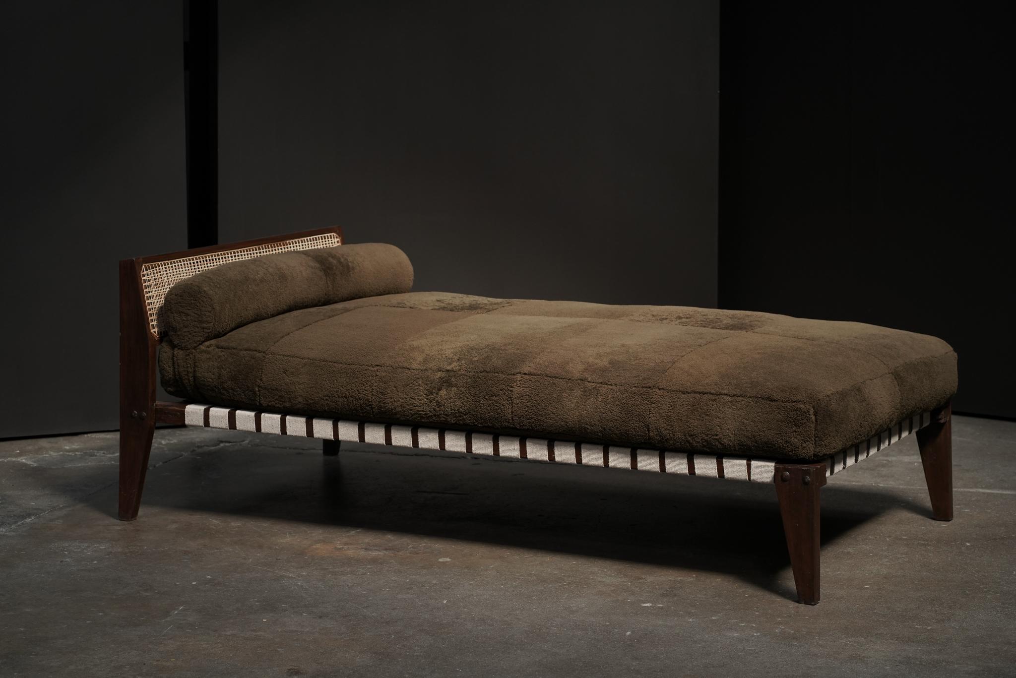Indien Pierre Jeanneret Daybed Webbed en vente