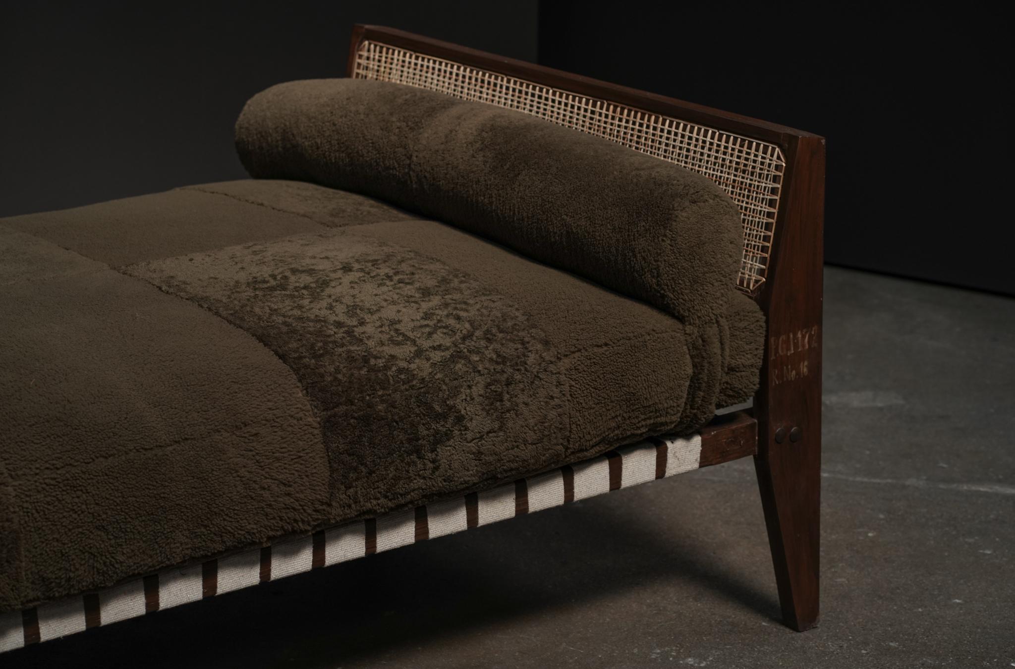 Pierre Jeanneret Daybed Webbed Bon état - En vente à Los Angeles, CA