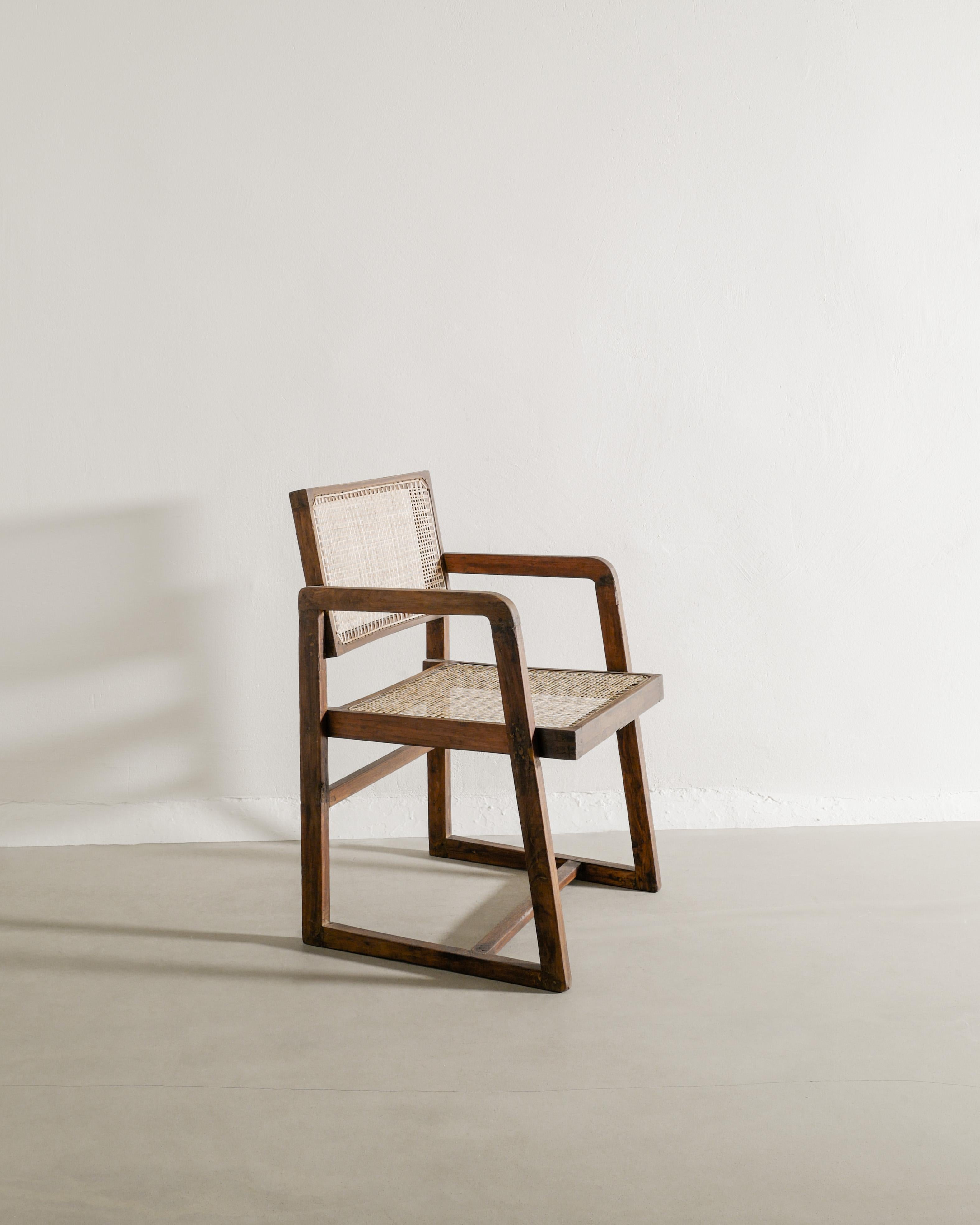 Seltener französischer Bürostuhl aus der Mitte des Jahrhunderts aus gebeiztem Teakholz und Rattan von Pierre Jeanneret / Le Corbusier, hergestellt für Chandigarh, Indien in den 1950er Jahren. In gutem Vintage-Zustand mit einem schönen Schriftzug auf