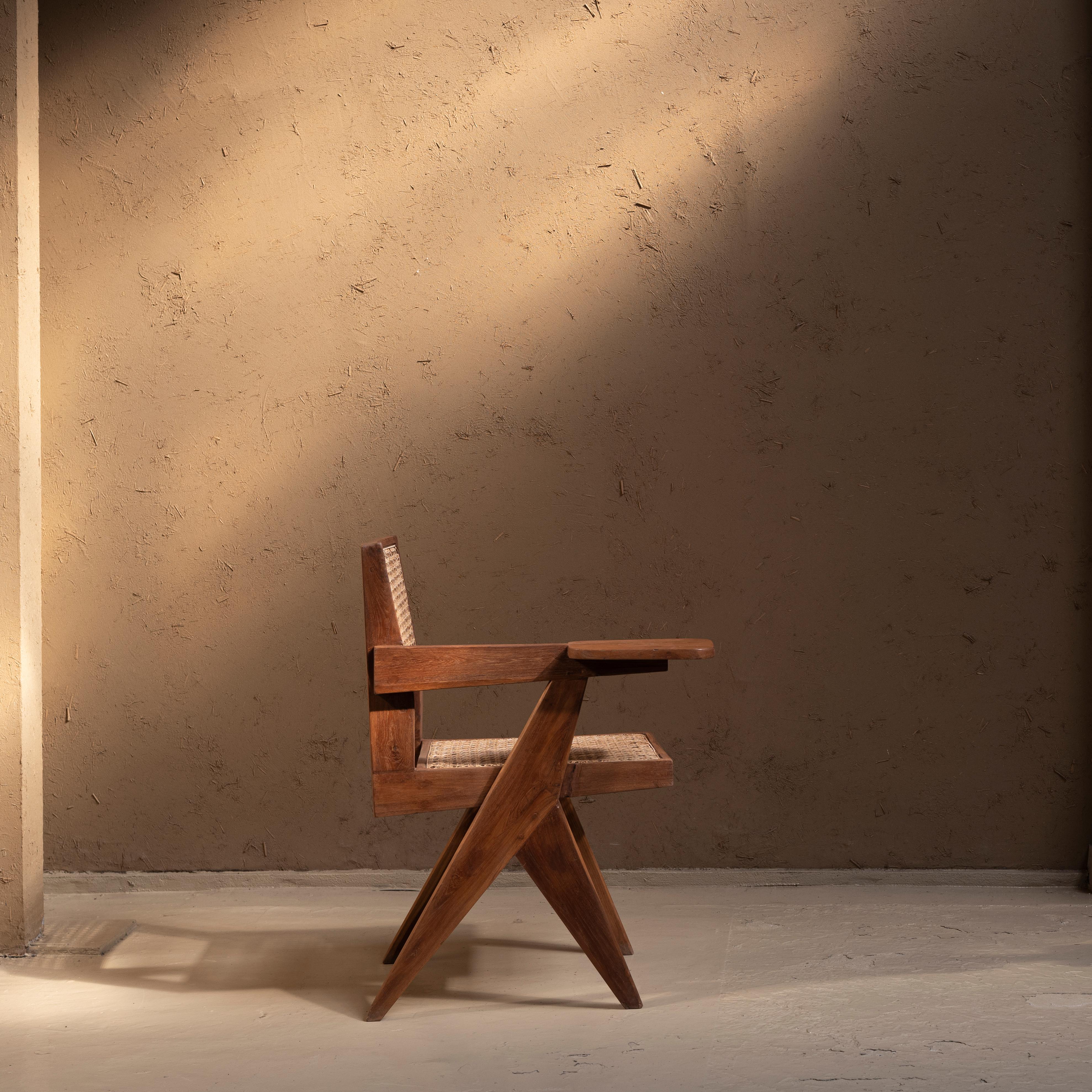 Chaise à écrire Pierre Jeanneret, vers les années 1960, Chandigarh, Inde Bon état - En vente à Edogawa-ku Tokyo, JP