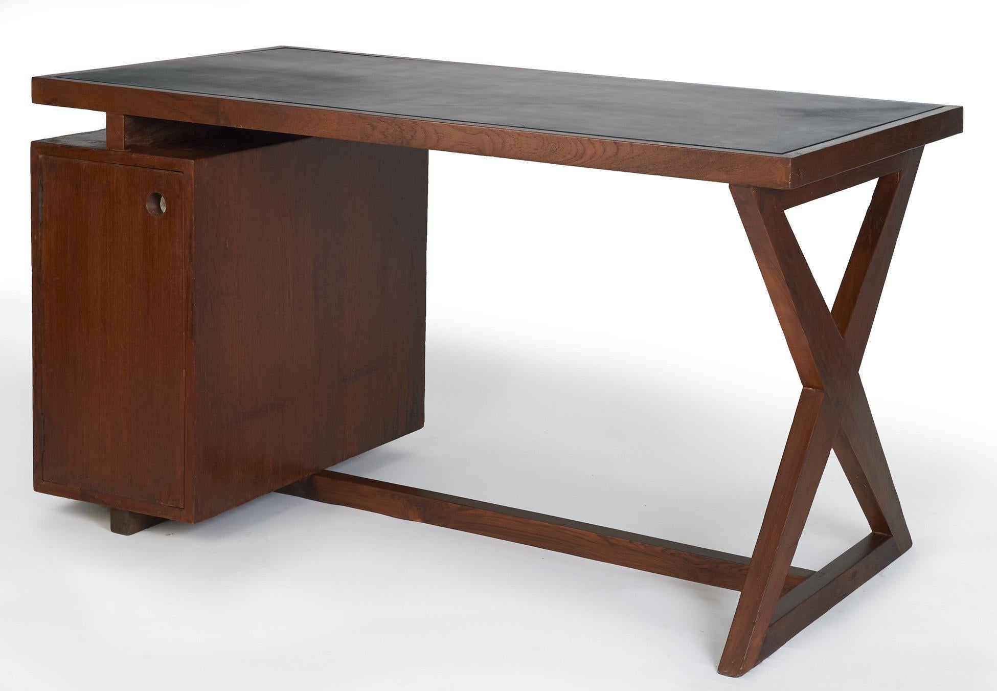 Pierre Jeanneret: Chandigarh-Schreibtisch mit X-Beinen Chandigarh, Frankreich/ Indien um 1960 (Französisch) im Angebot