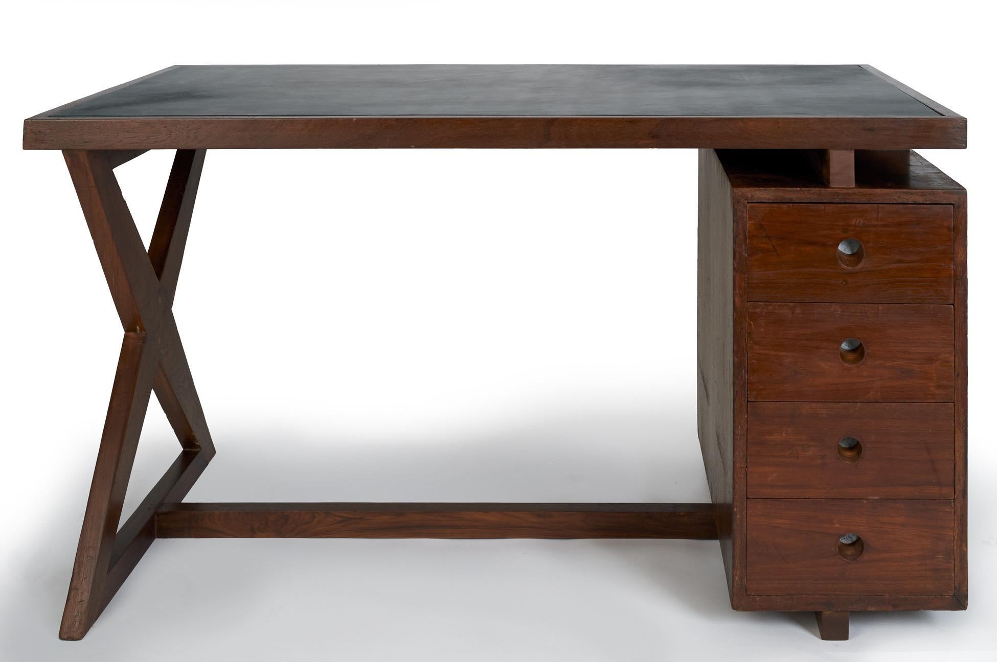 Pierre Jeanneret: Chandigarh-Schreibtisch mit X-Beinen Chandigarh, Frankreich/ Indien um 1960 im Zustand „Gut“ im Angebot in New York, NY
