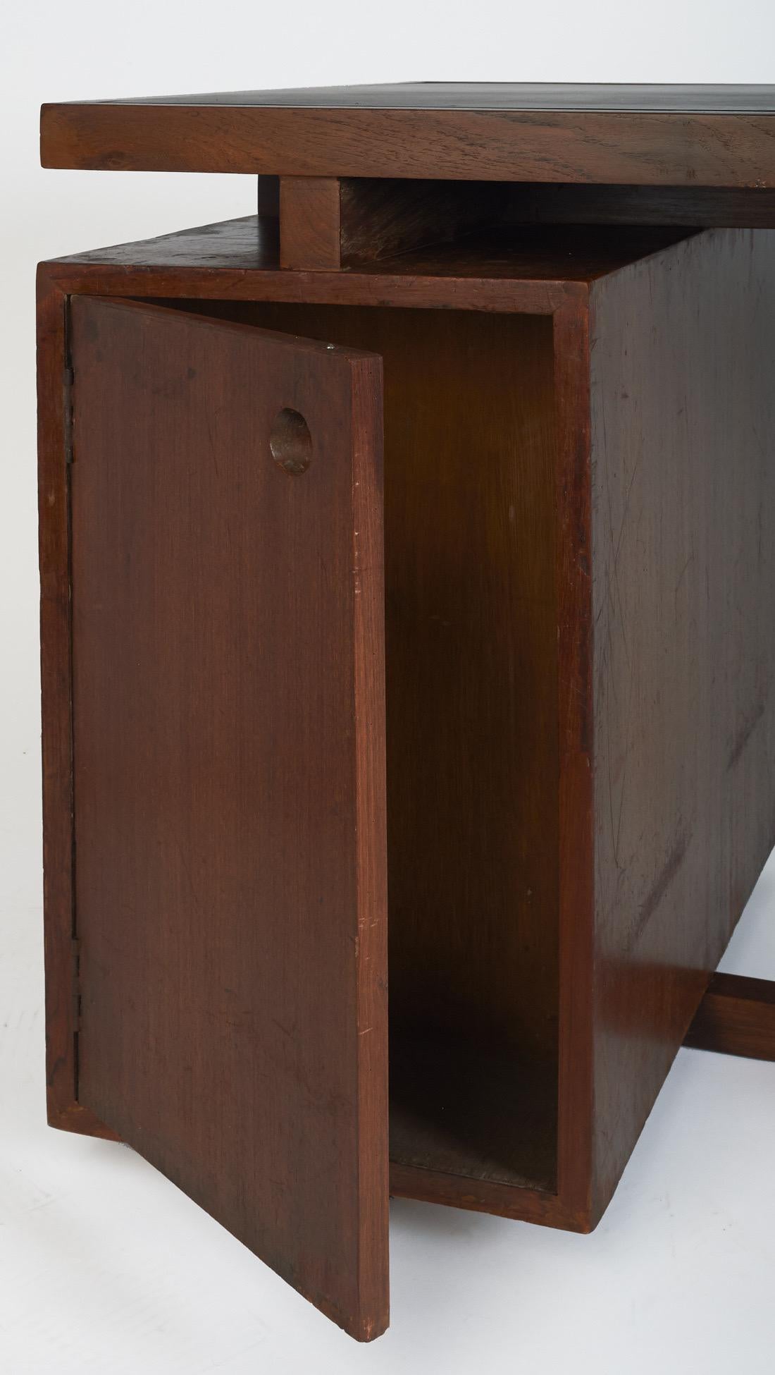 Pierre Jeanneret: Chandigarh-Schreibtisch mit X-Beinen Chandigarh, Frankreich/ Indien um 1960 im Angebot 1
