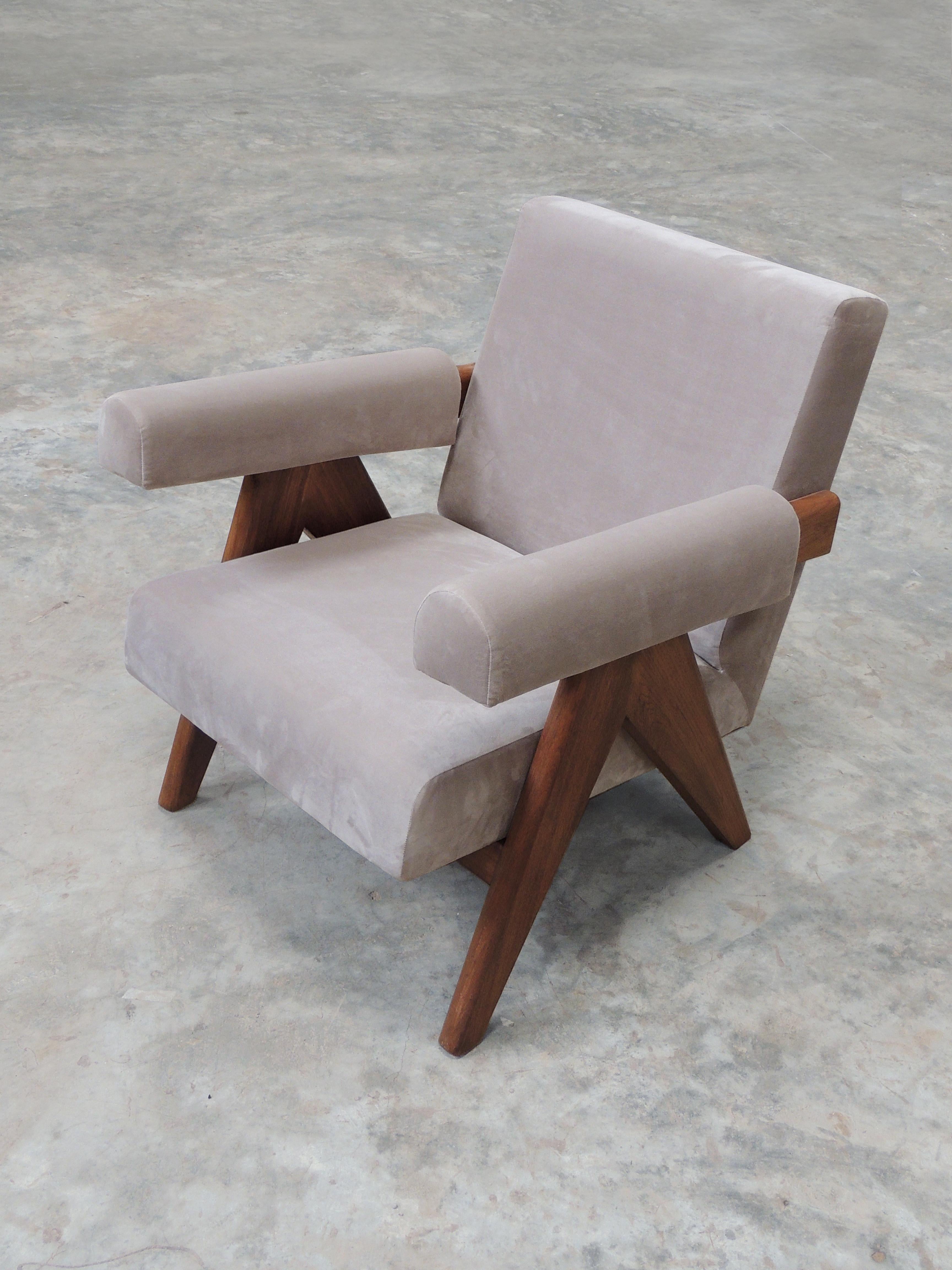 Pierre Jeanneret's upholstered armchair - hand-sculpted contemporary reedition

The upholstered easy armchair is a re-edition of the model created for building lobbies in Chandigarh in the 1950s. Our version is made with high quality fabric and we