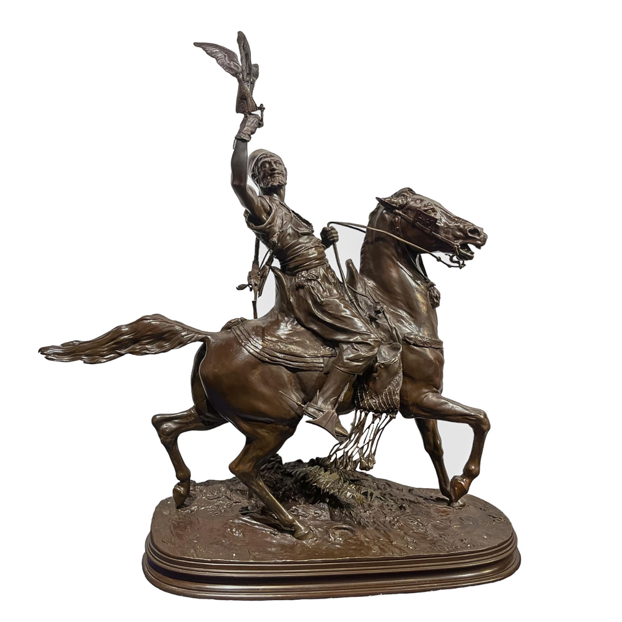 Statue dynamique d'un fauconnier arabe à cheval en mouvement. Un faucon se pose sur le bras du fauconnier tandis que son cheval trotte sur un chemin de boue en laissant derrière lui des empreintes de corbeaux. 

Artistics : Pierre-Jules Mene