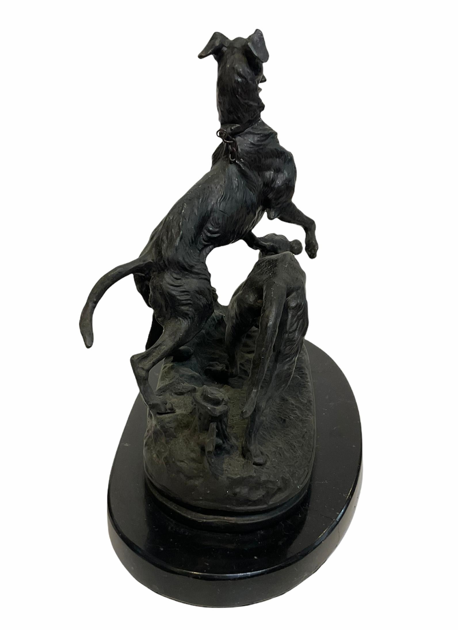 Il s'agit d'une sculpture en bronze patiné de P.J.Mene représentant un couple de chiens de chasse. Il est considéré comme l'un des pionniers de la sculpture animalière du XIXe siècle. Les sculptures représentent un chien whippet poilu qui se tient