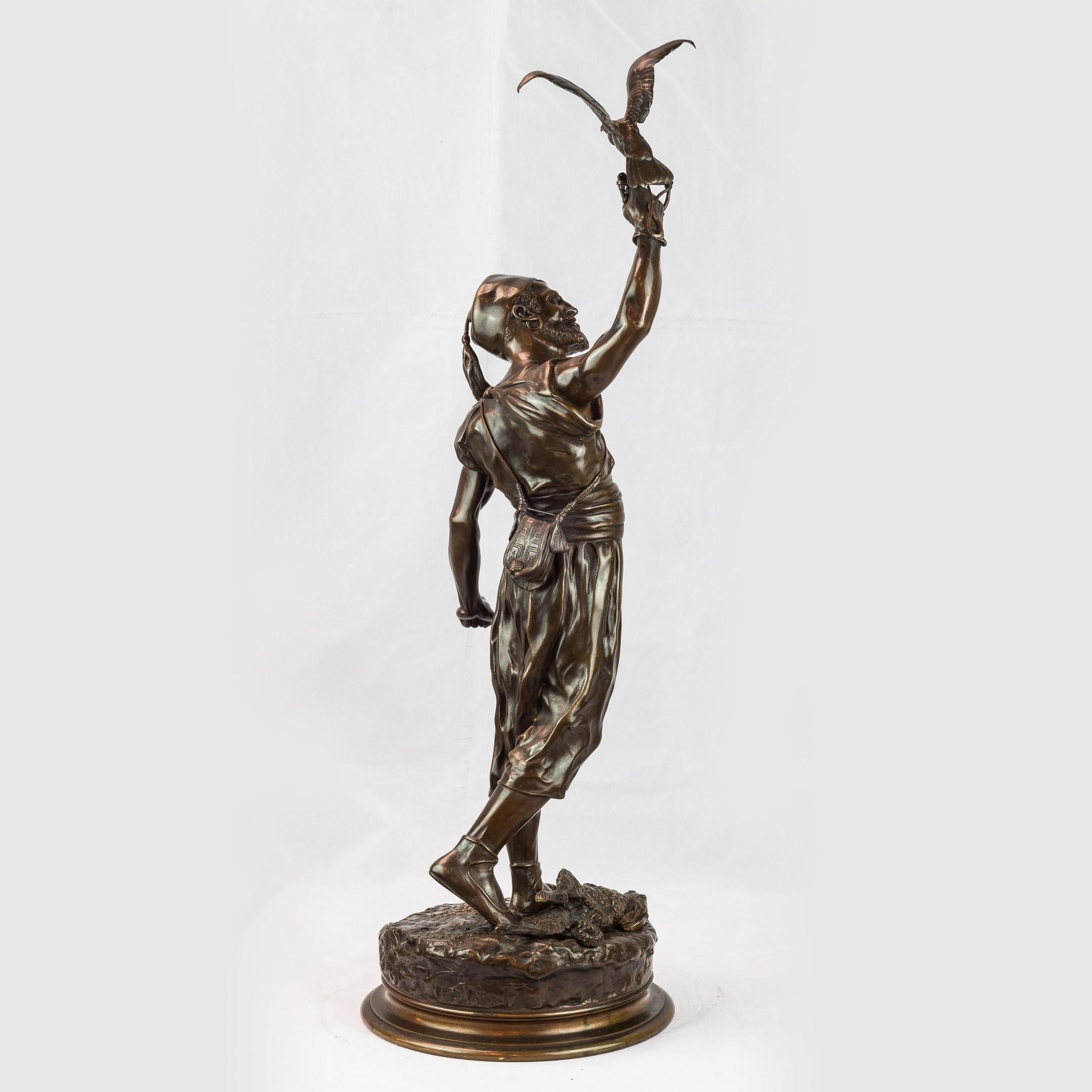 Bronze patiné de Pierre Mêne représentant un berbère et son Falcon - Sculpture de Pierre Jules Mêne