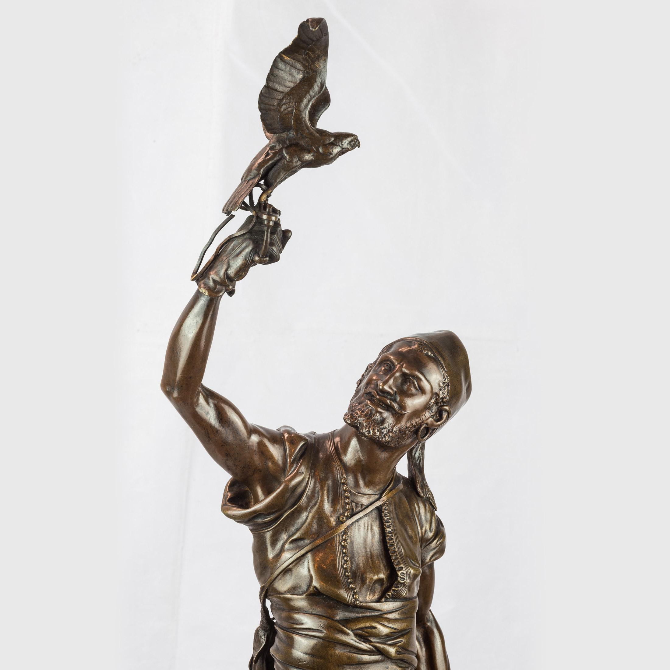 Bronze patiné de Pierre Mêne représentant un berbère et son Falcon - Or Figurative Sculpture par Pierre Jules Mêne