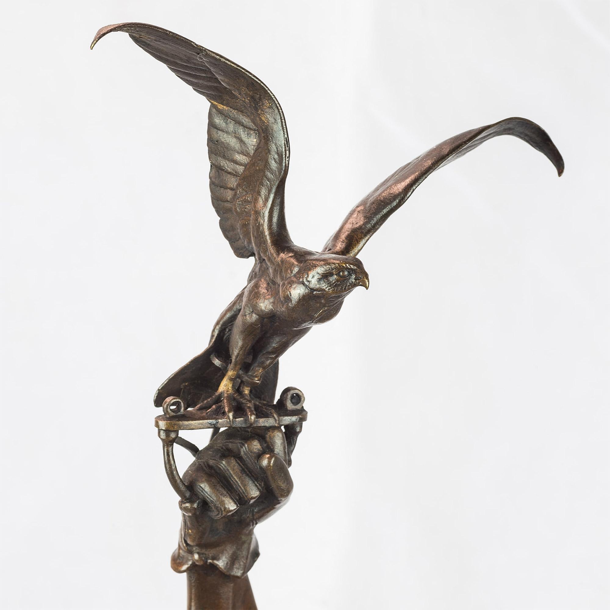 PIERRE JULES MÊNE 
Français, (1810-1877)

Un berbère et son faucon   
    
Bronze patiné, signé 