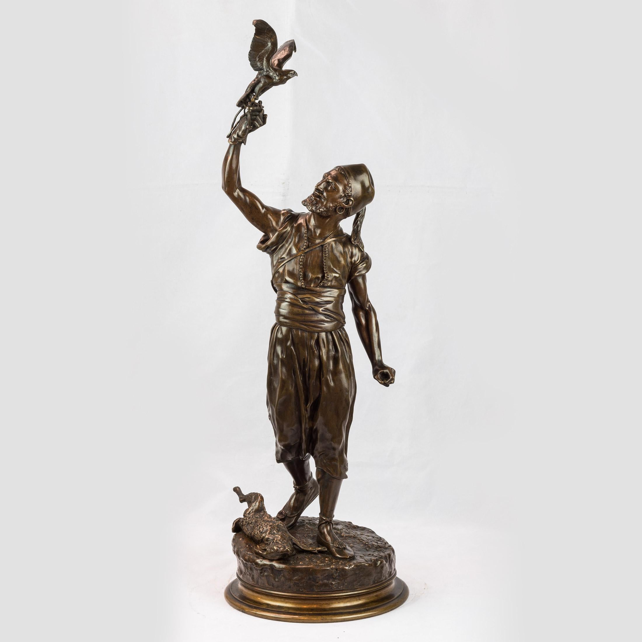 Figurative Sculpture de Pierre Jules Mêne - Fino bronce patinado Pierre Mêne de un bereber y su halcón