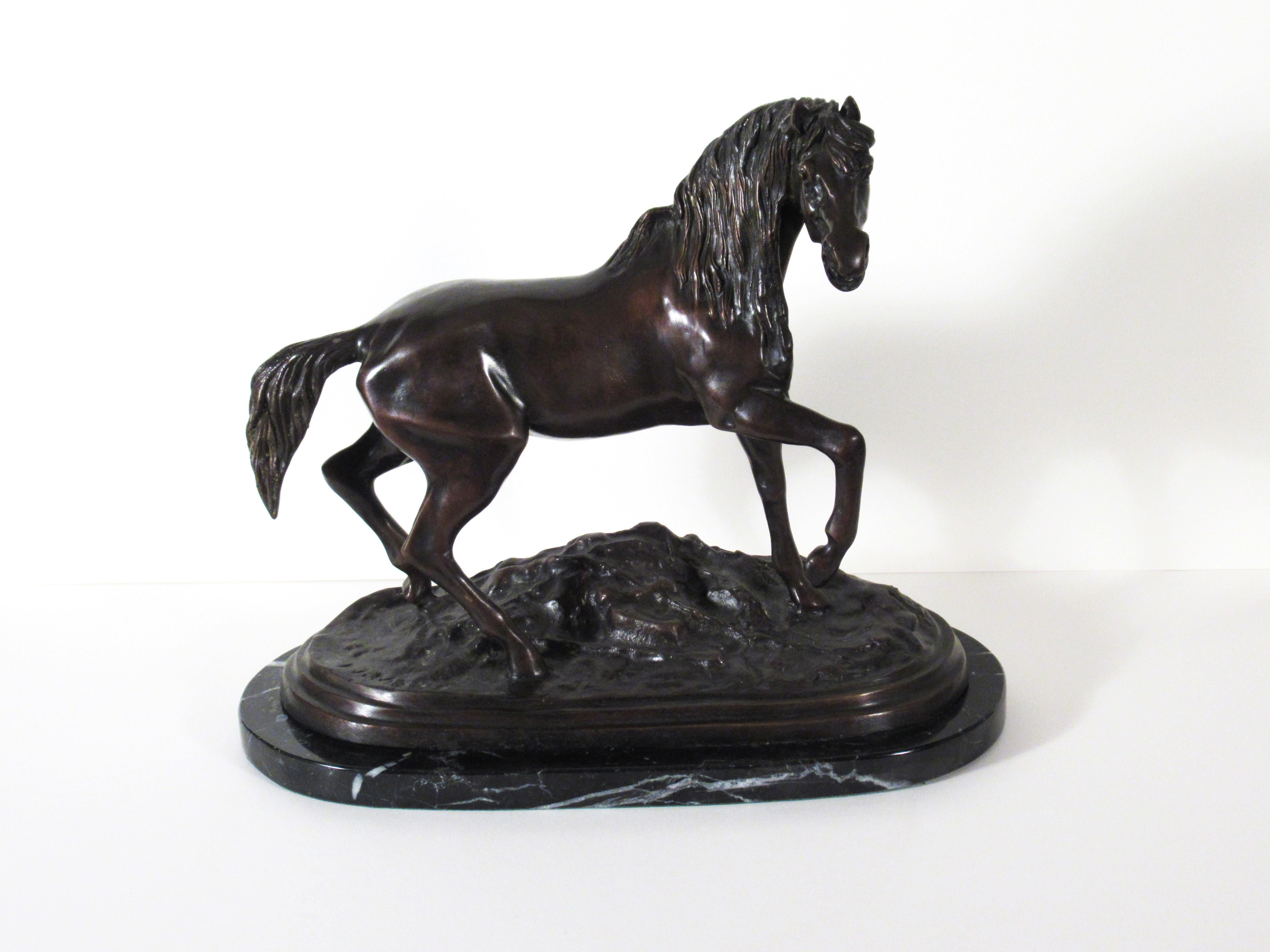 Cheval Libre (freies Pferd) – Sculpture von Pierre Jules Mêne