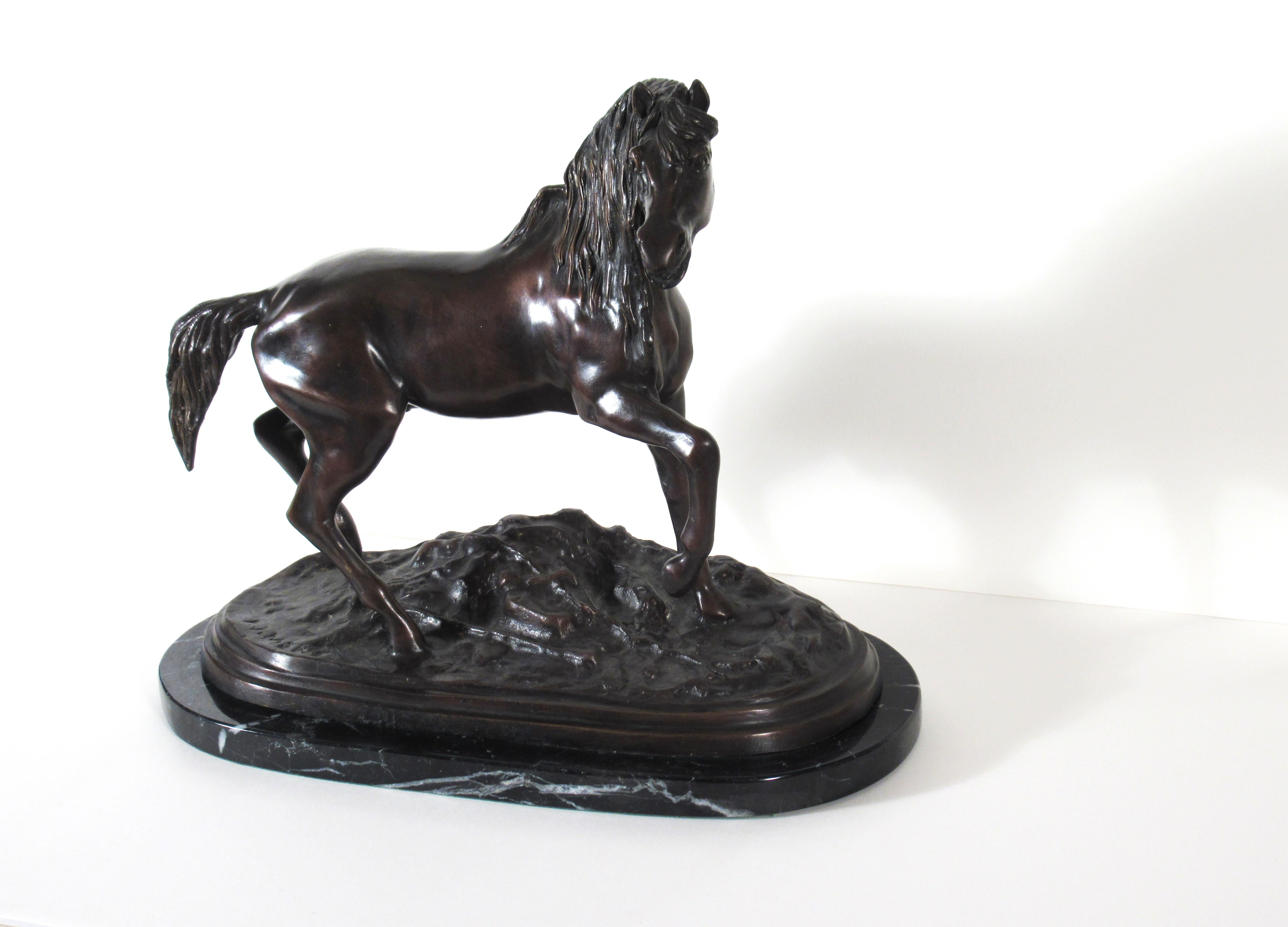 Künstler:  Nach Pierre Jules Mene (Französisch, 1810-1879)
Titel:  Cheval Libre (freies Pferd)
Jahr:  1868
Medium:	Skulptur aus Bronzeguss mit dunkelbrauner Patina
Auflage:  Unbekannt
Größe:  Einschließlich Marmorsockel: 12,5 x 15 x 7,5 Zoll
Größe: 