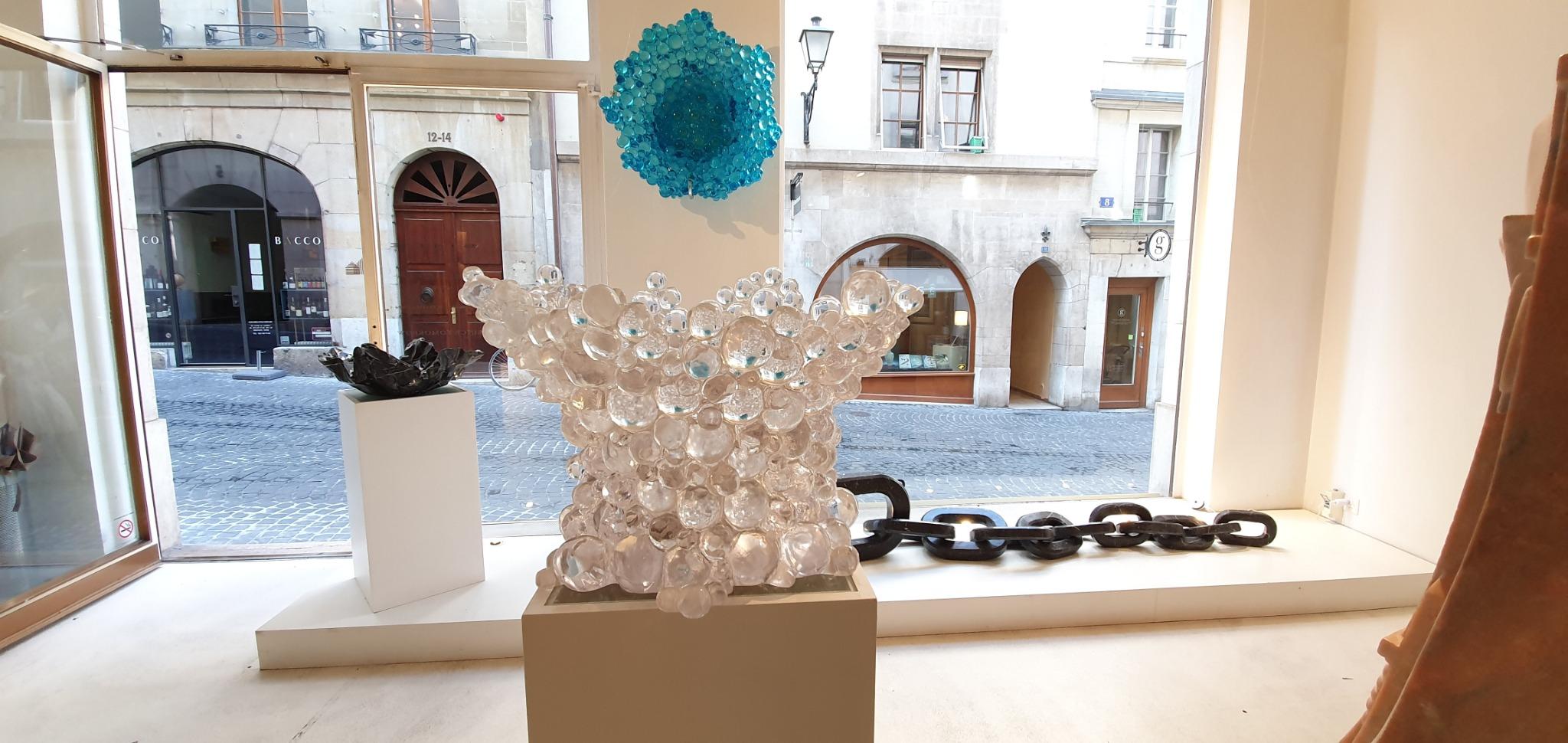 BLAST BUCKET, ein farbloser Kunstharz-Eiskübel – Sculpture von Pierre Koukjian